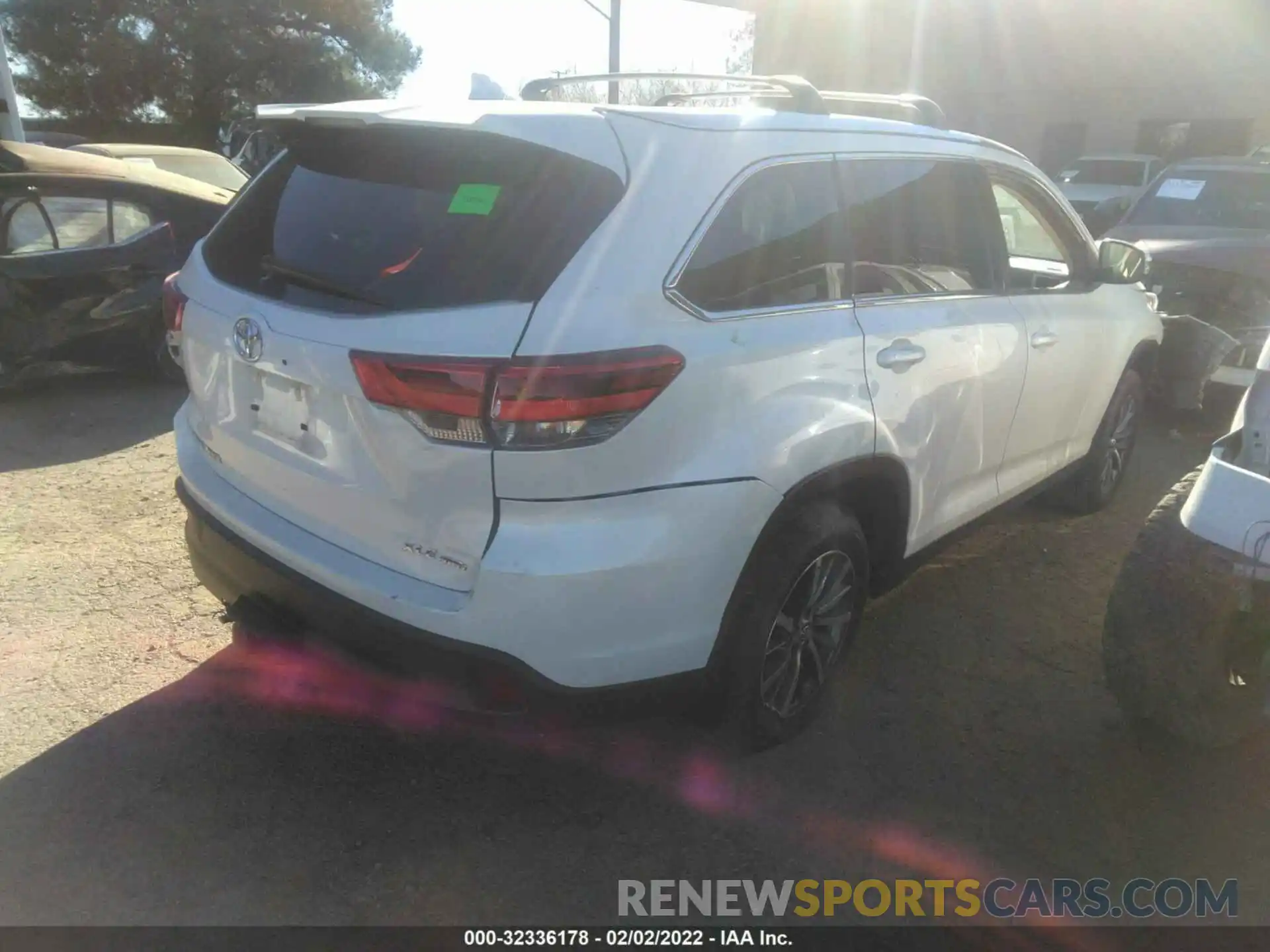 4 Photograph of a damaged car 5TDJZRFH7KS576194 TOYOTA HIGHLANDER 2019