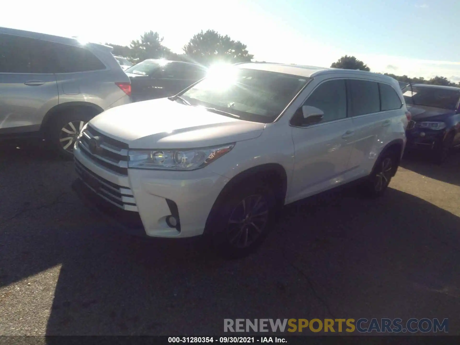 2 Photograph of a damaged car 5TDJZRFH7KS578351 TOYOTA HIGHLANDER 2019