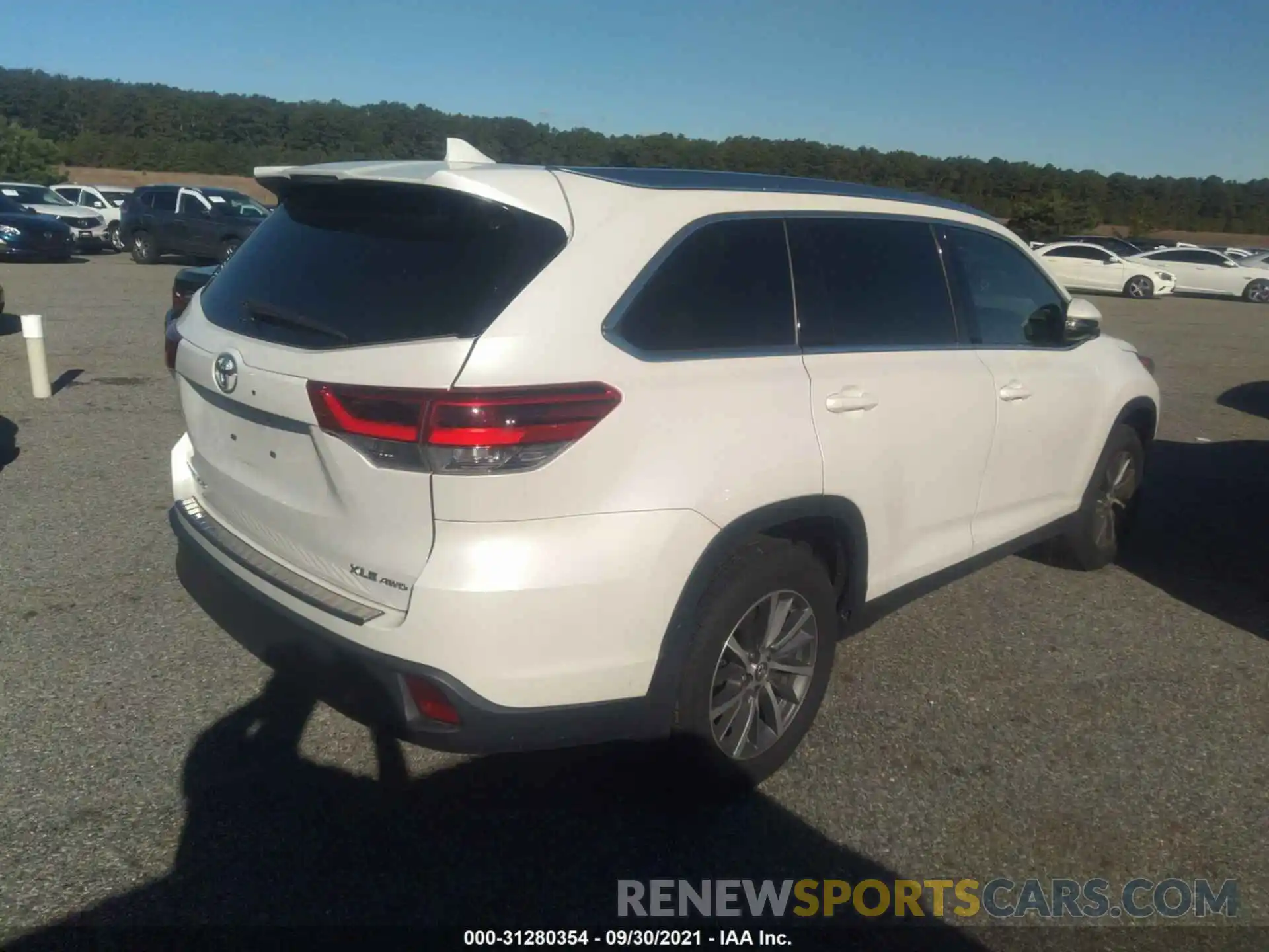 4 Photograph of a damaged car 5TDJZRFH7KS578351 TOYOTA HIGHLANDER 2019