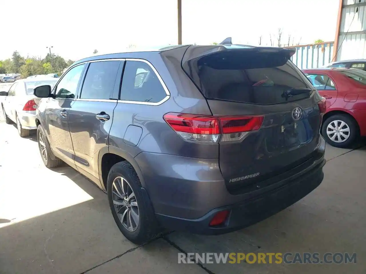 3 Photograph of a damaged car 5TDJZRFH7KS578818 TOYOTA HIGHLANDER 2019