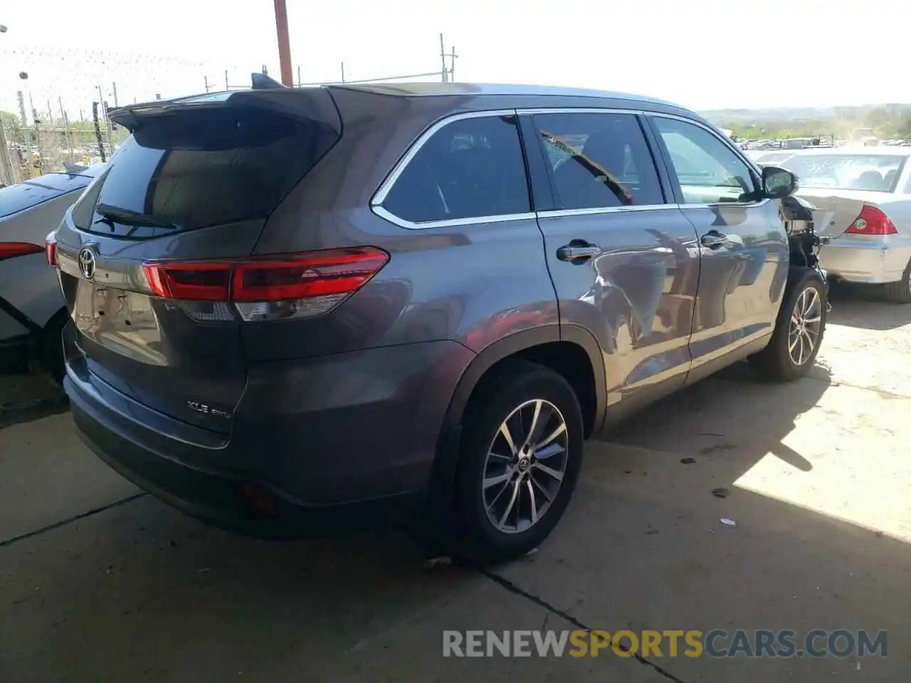 4 Photograph of a damaged car 5TDJZRFH7KS578818 TOYOTA HIGHLANDER 2019