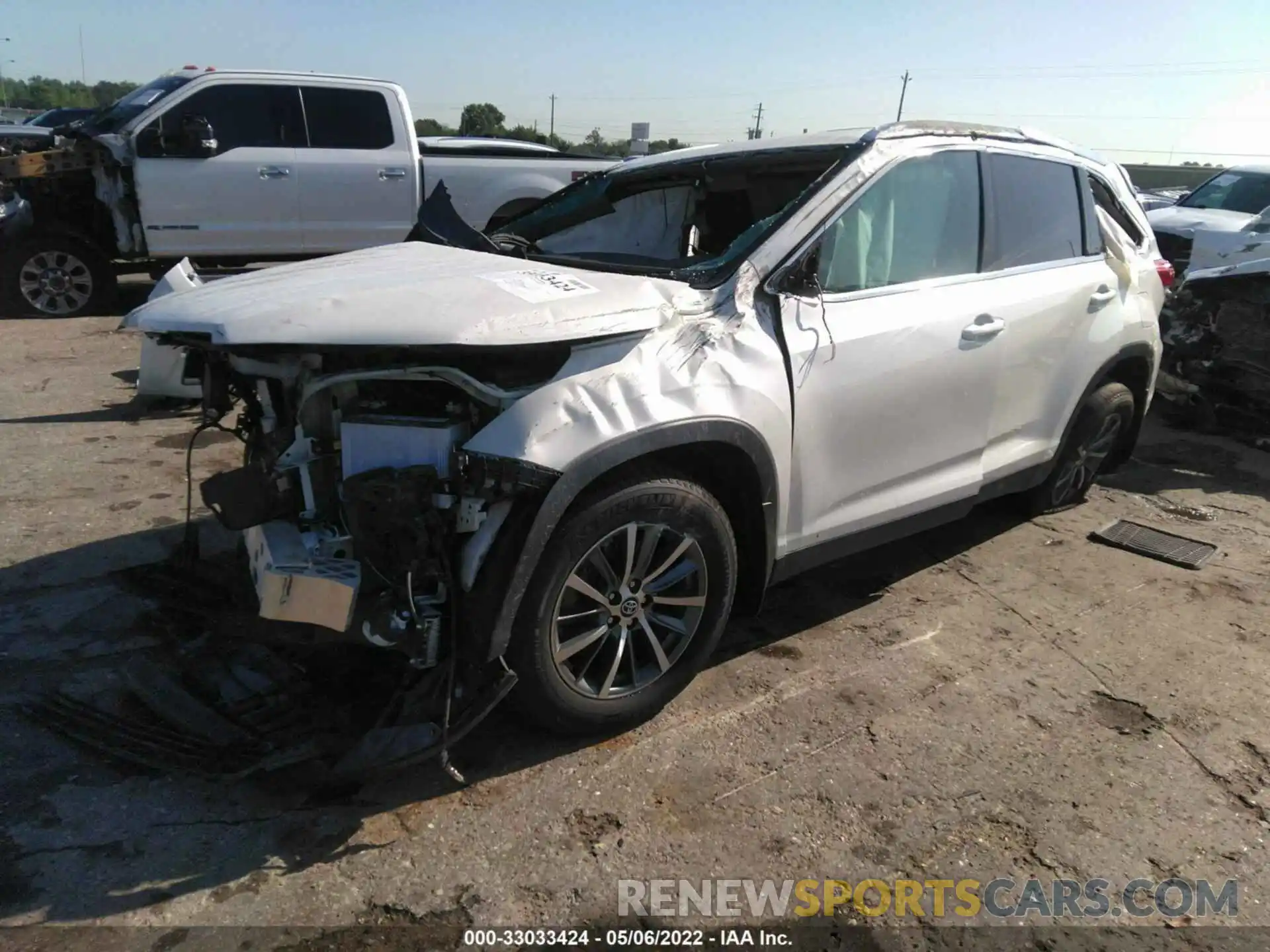 2 Photograph of a damaged car 5TDJZRFH7KS583646 TOYOTA HIGHLANDER 2019