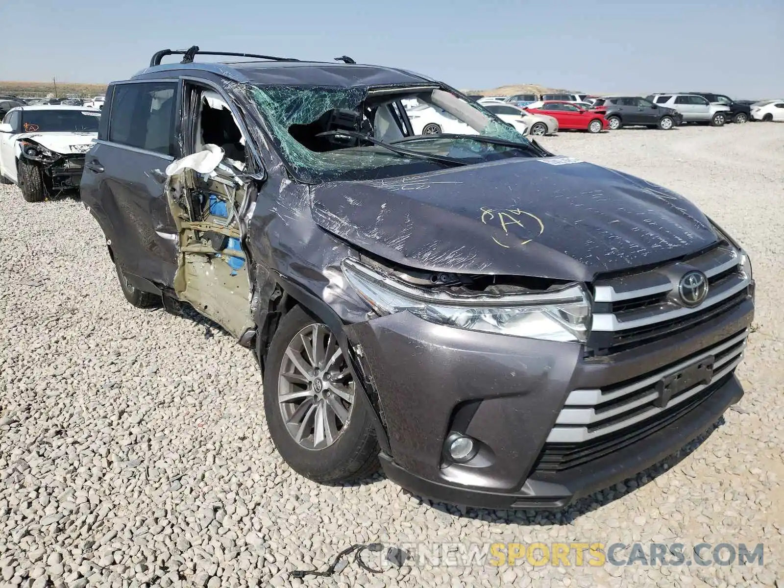 1 Photograph of a damaged car 5TDJZRFH7KS584537 TOYOTA HIGHLANDER 2019