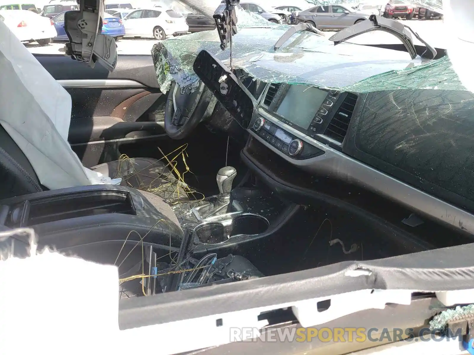 5 Photograph of a damaged car 5TDJZRFH7KS584537 TOYOTA HIGHLANDER 2019