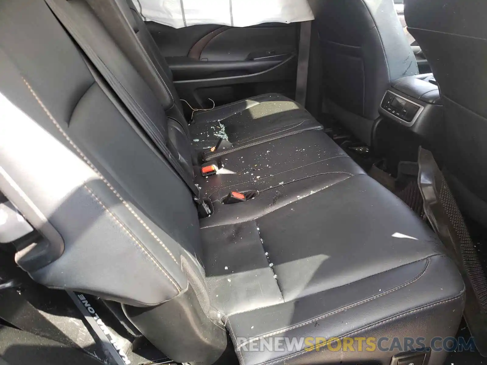 6 Photograph of a damaged car 5TDJZRFH7KS584537 TOYOTA HIGHLANDER 2019