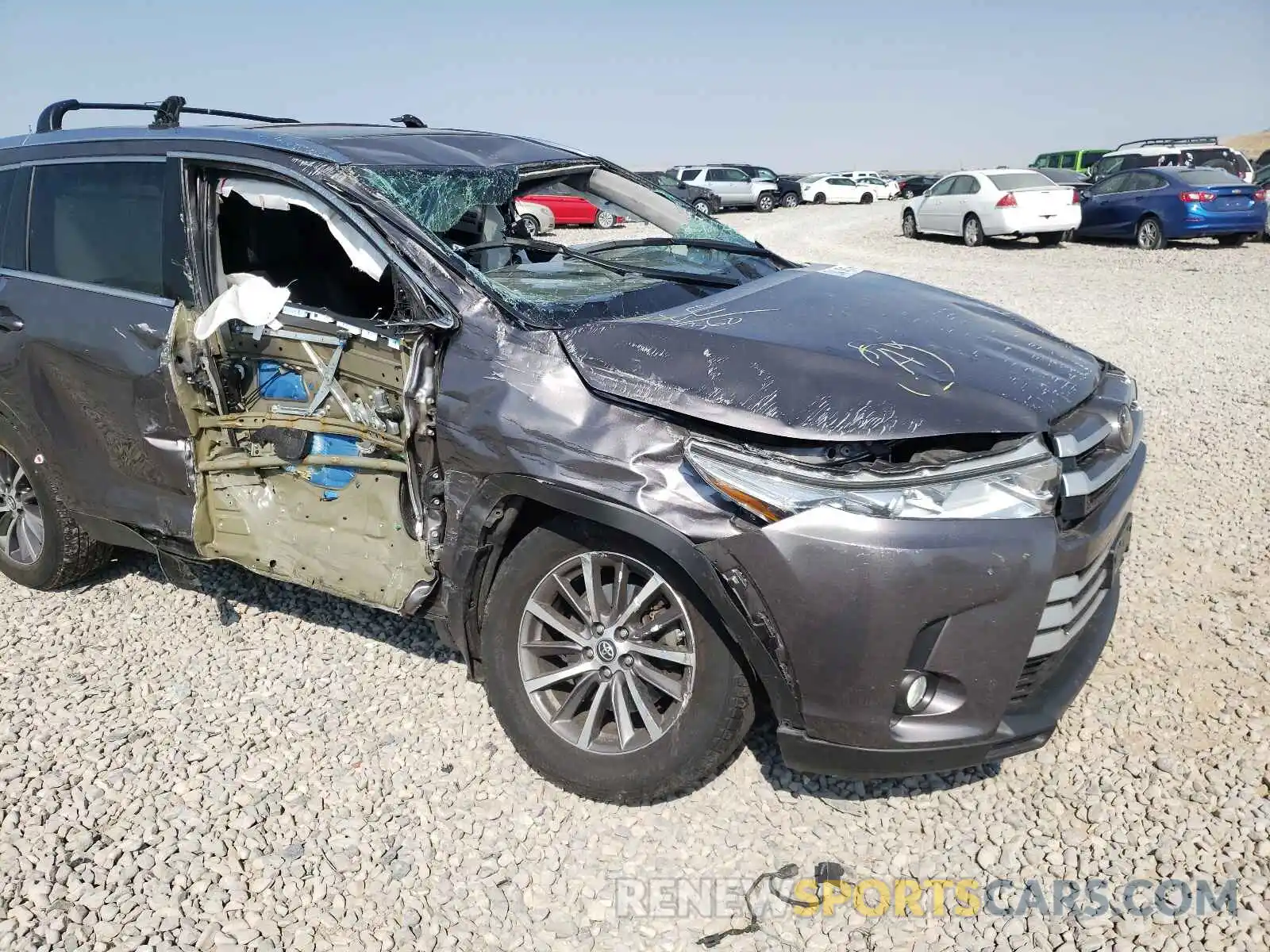 9 Photograph of a damaged car 5TDJZRFH7KS584537 TOYOTA HIGHLANDER 2019