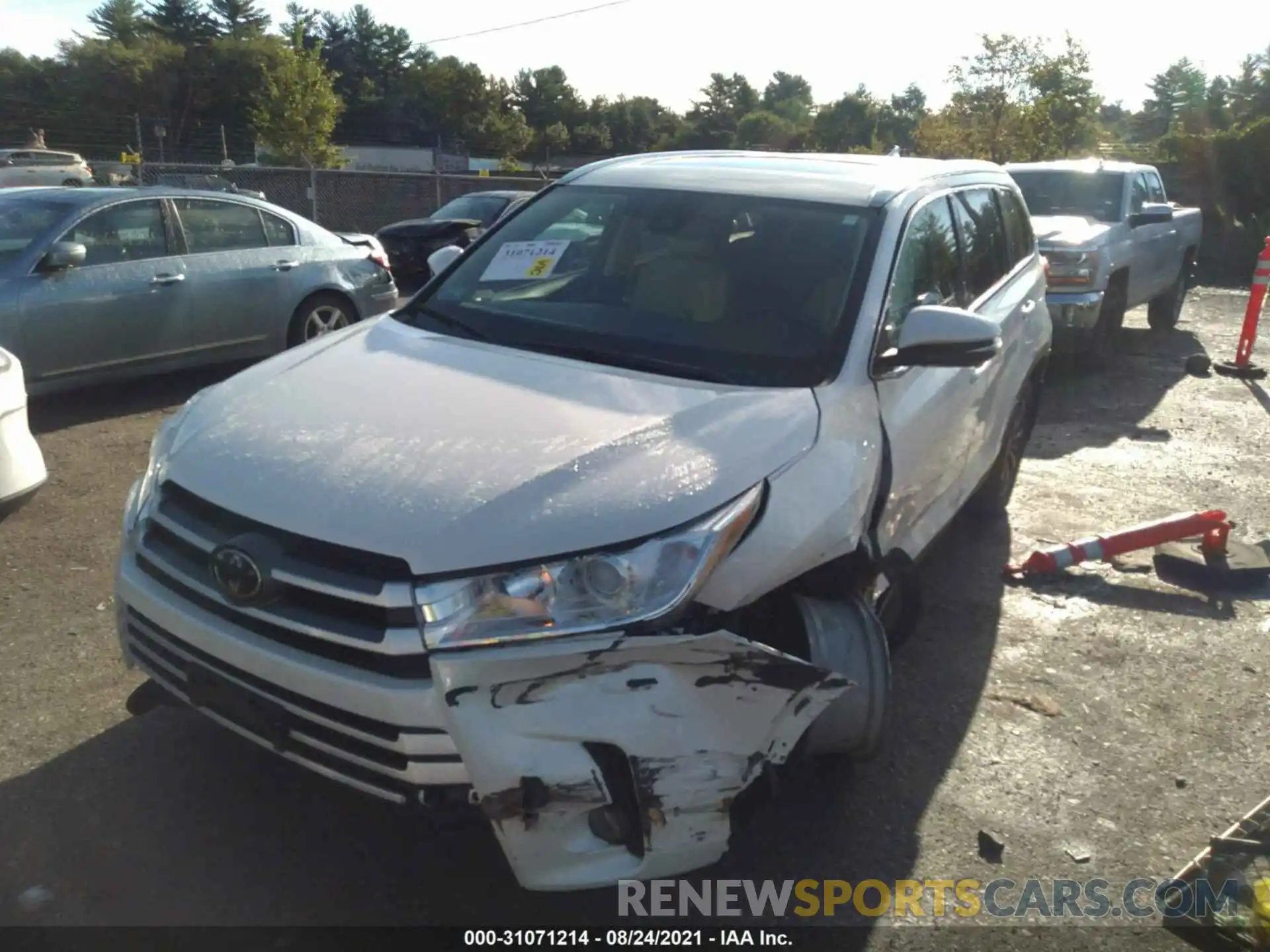 2 Photograph of a damaged car 5TDJZRFH7KS588670 TOYOTA HIGHLANDER 2019