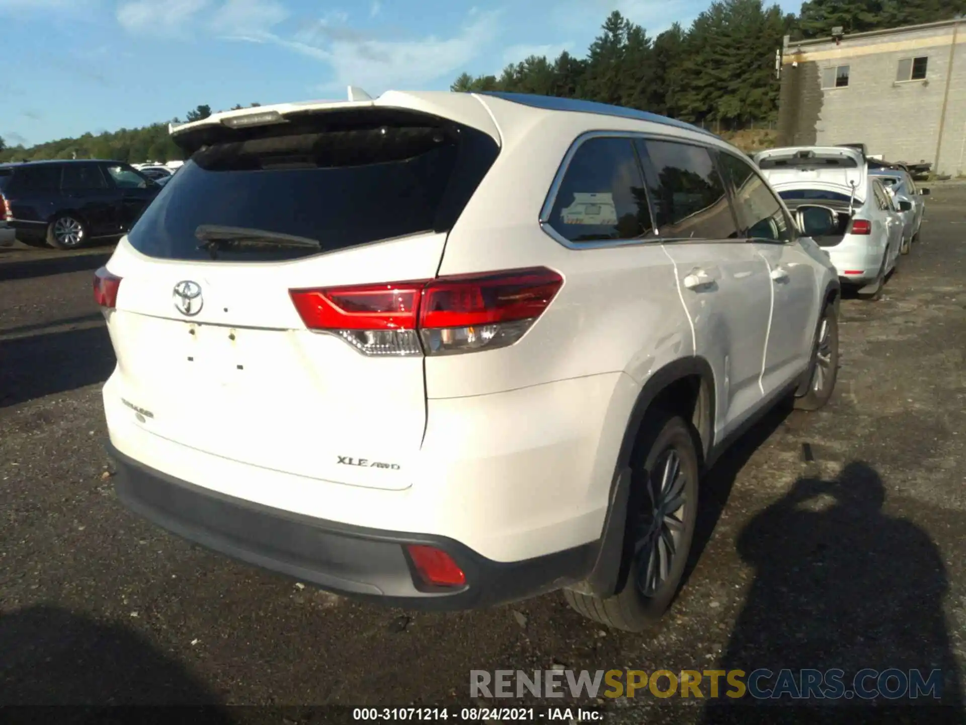 4 Photograph of a damaged car 5TDJZRFH7KS588670 TOYOTA HIGHLANDER 2019