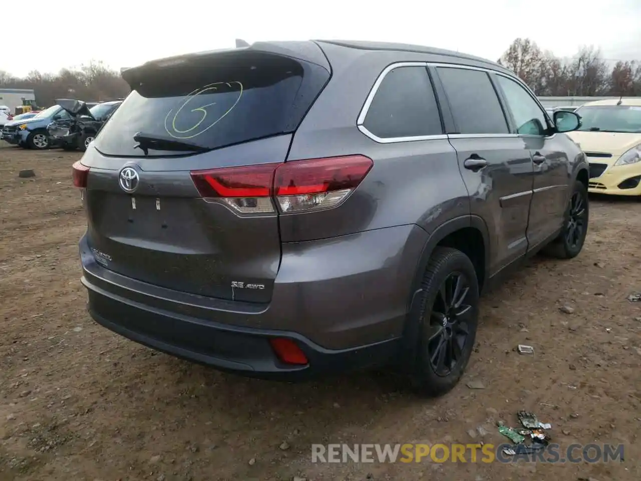 4 Photograph of a damaged car 5TDJZRFH7KS590001 TOYOTA HIGHLANDER 2019