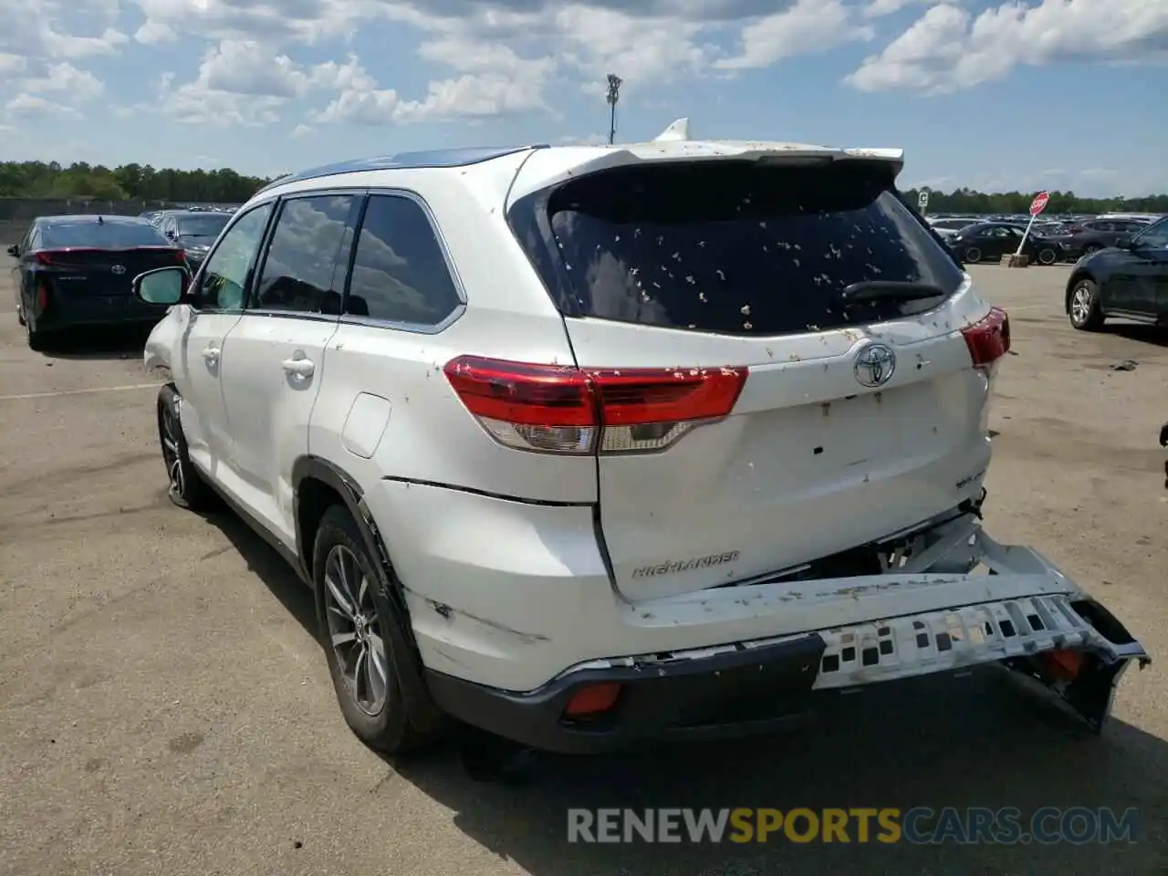 3 Photograph of a damaged car 5TDJZRFH7KS592217 TOYOTA HIGHLANDER 2019