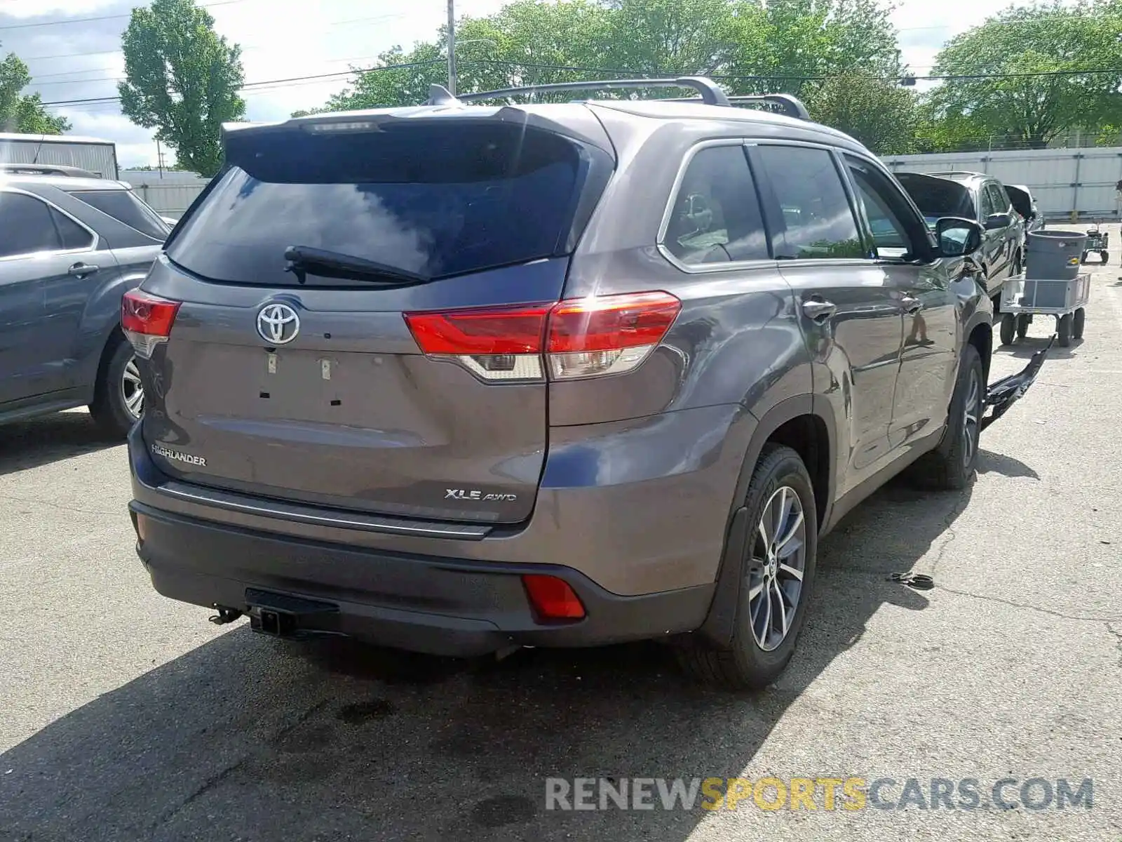 4 Photograph of a damaged car 5TDJZRFH7KS592248 TOYOTA HIGHLANDER 2019