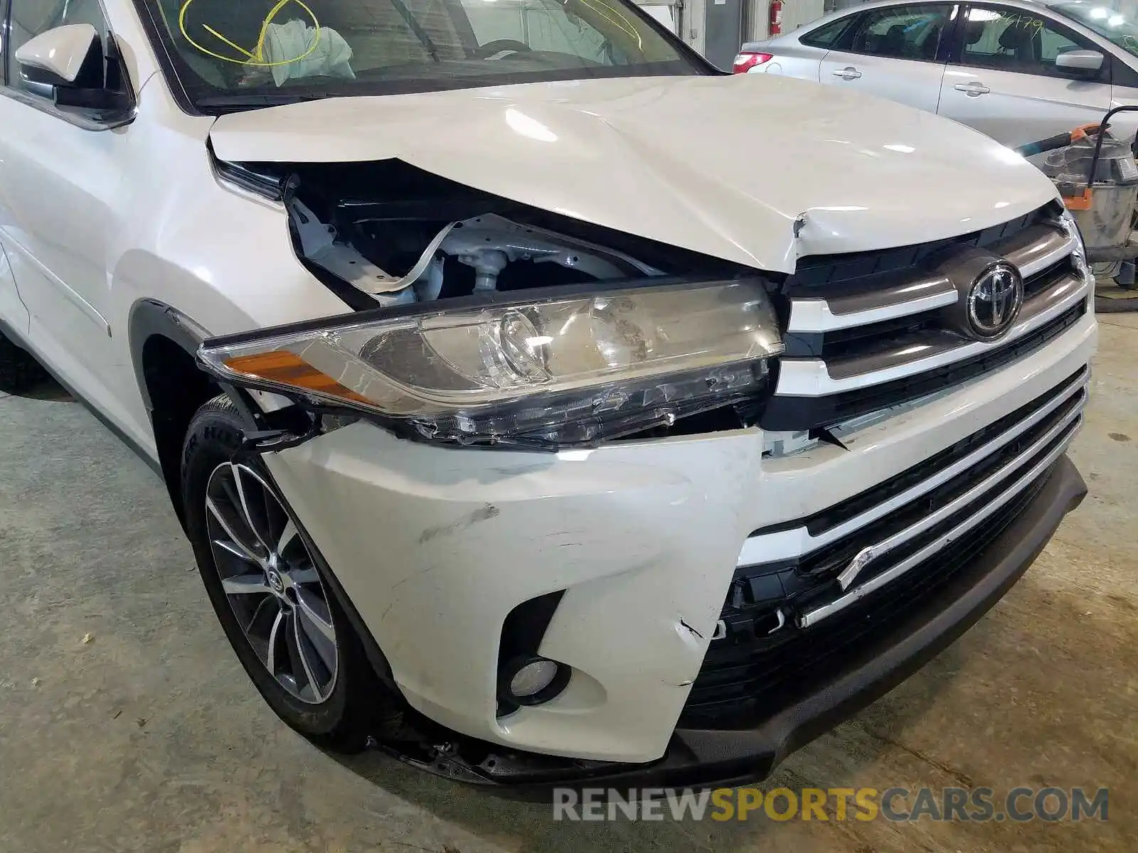 9 Photograph of a damaged car 5TDJZRFH7KS593268 TOYOTA HIGHLANDER 2019