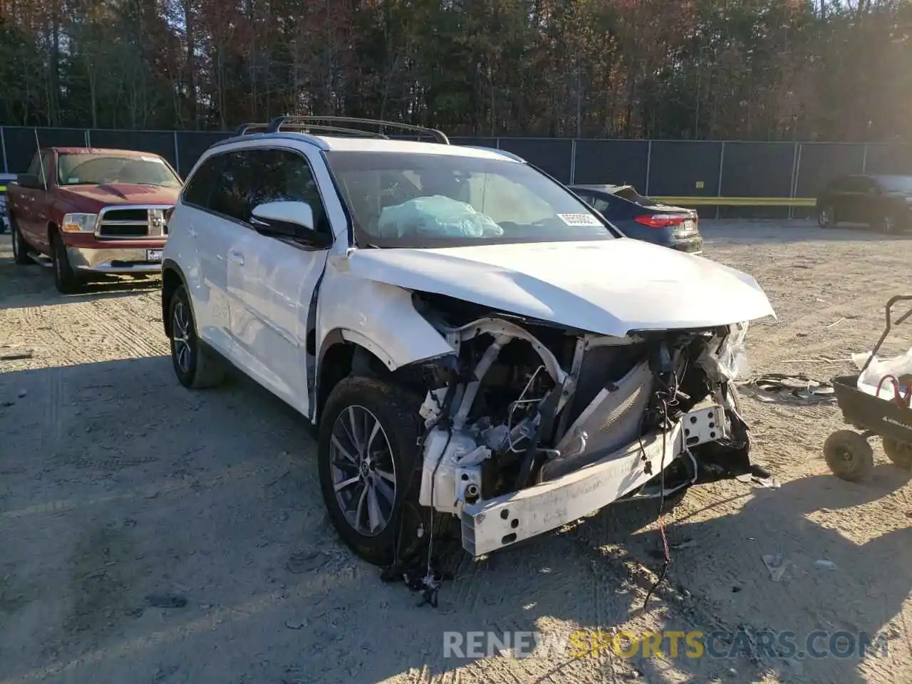 1 Photograph of a damaged car 5TDJZRFH7KS598924 TOYOTA HIGHLANDER 2019