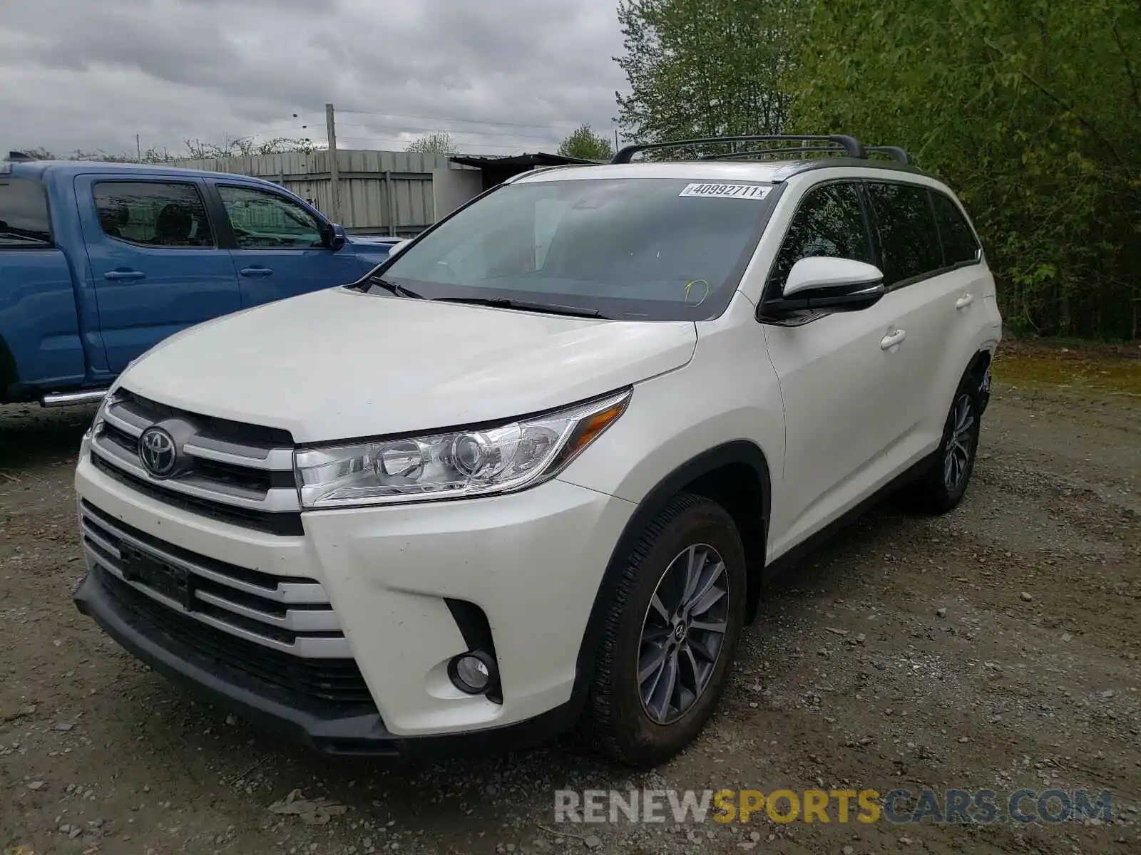 2 Photograph of a damaged car 5TDJZRFH7KS605001 TOYOTA HIGHLANDER 2019