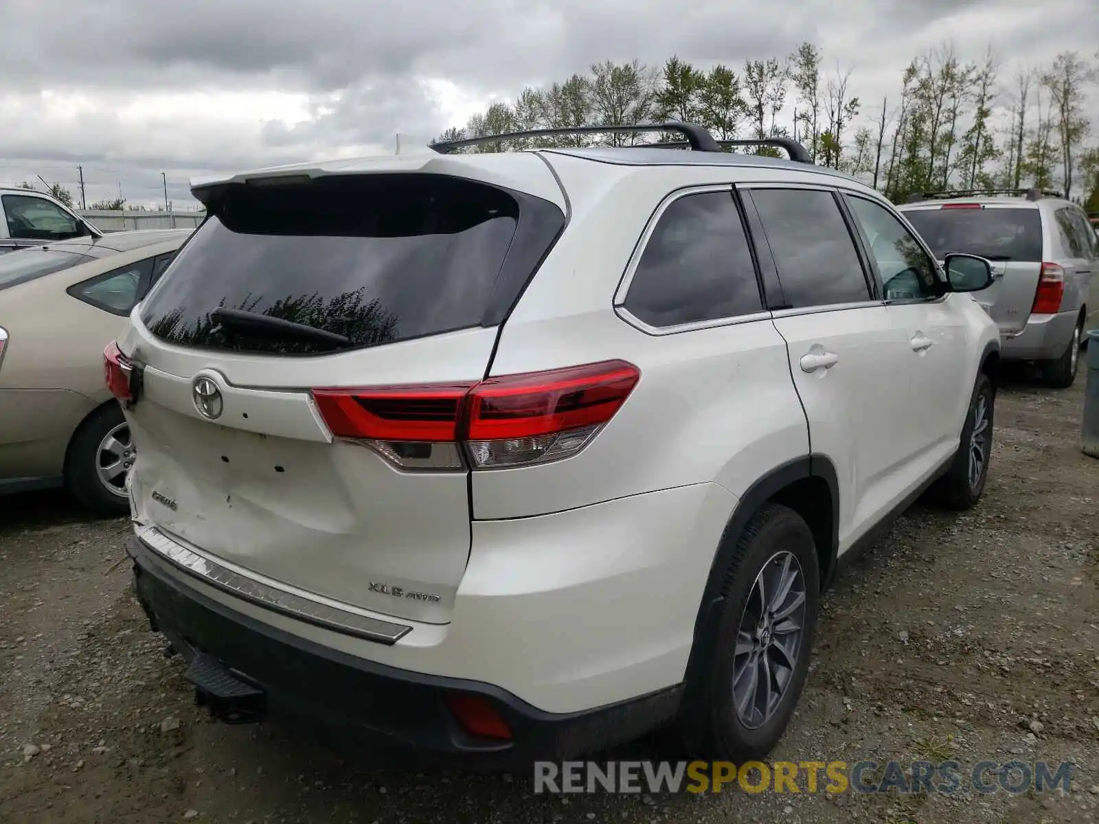 4 Photograph of a damaged car 5TDJZRFH7KS605001 TOYOTA HIGHLANDER 2019