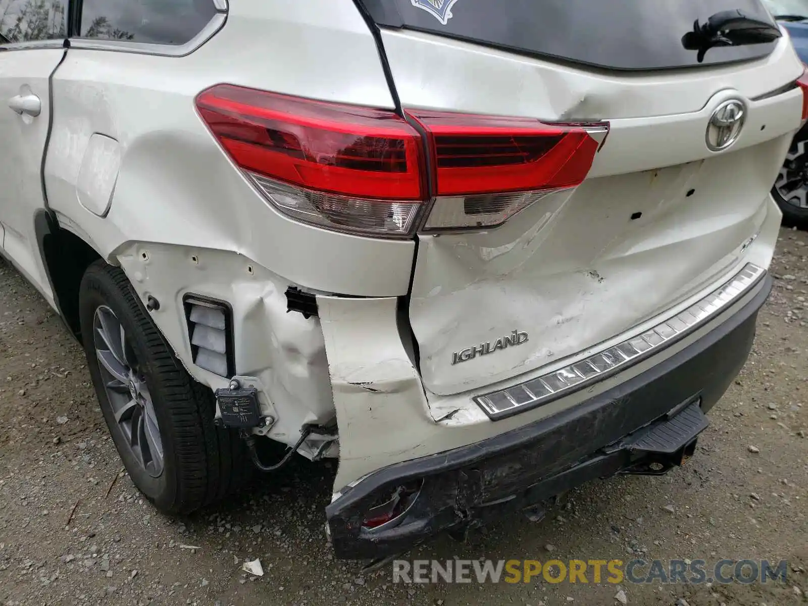 9 Photograph of a damaged car 5TDJZRFH7KS605001 TOYOTA HIGHLANDER 2019