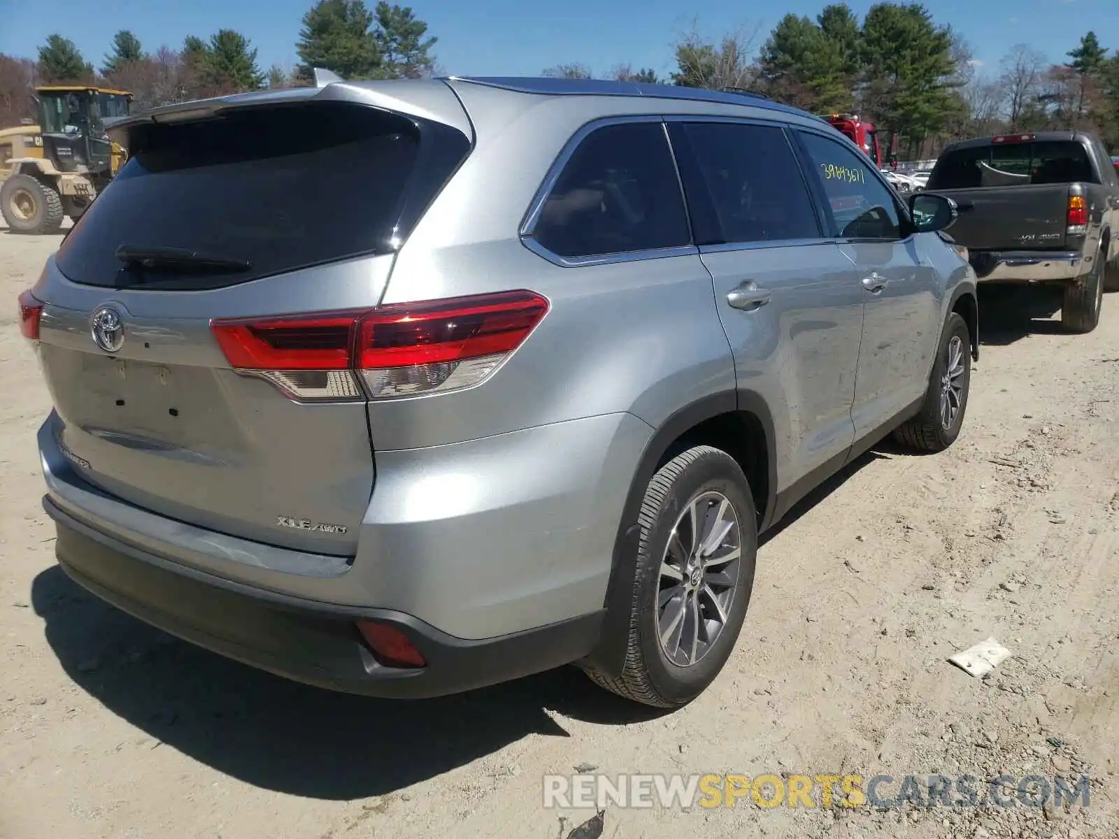 4 Photograph of a damaged car 5TDJZRFH7KS606830 TOYOTA HIGHLANDER 2019