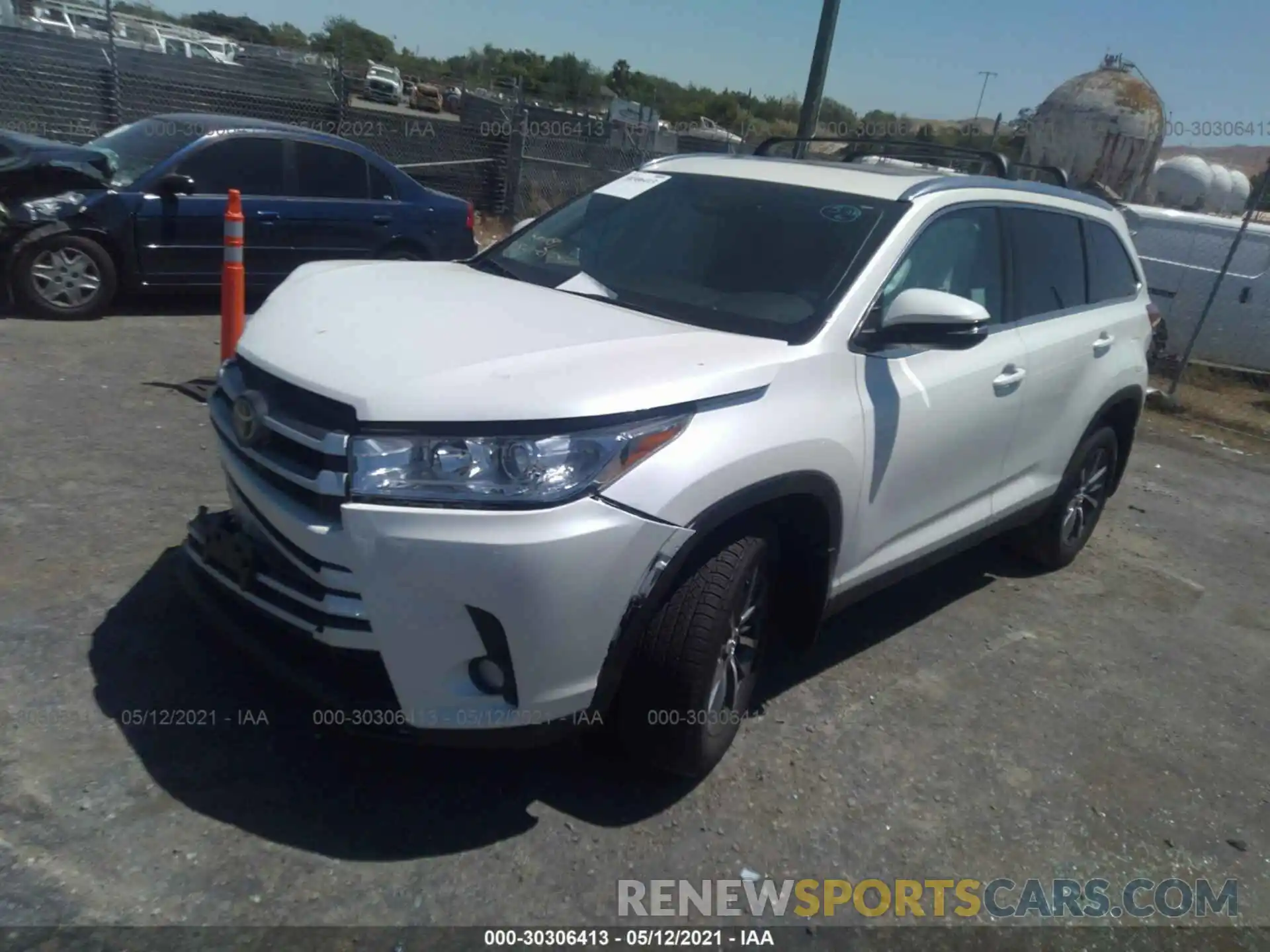 2 Photograph of a damaged car 5TDJZRFH7KS608397 TOYOTA HIGHLANDER 2019