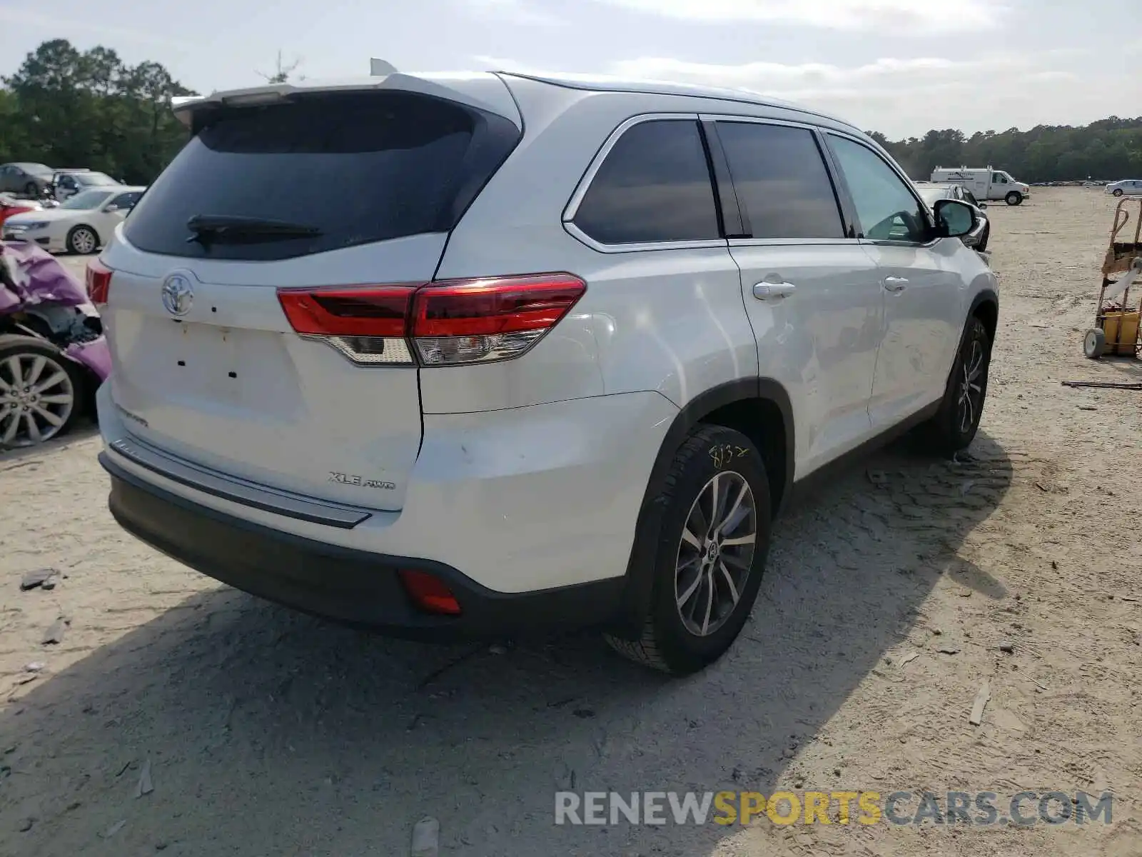 4 Photograph of a damaged car 5TDJZRFH7KS614359 TOYOTA HIGHLANDER 2019