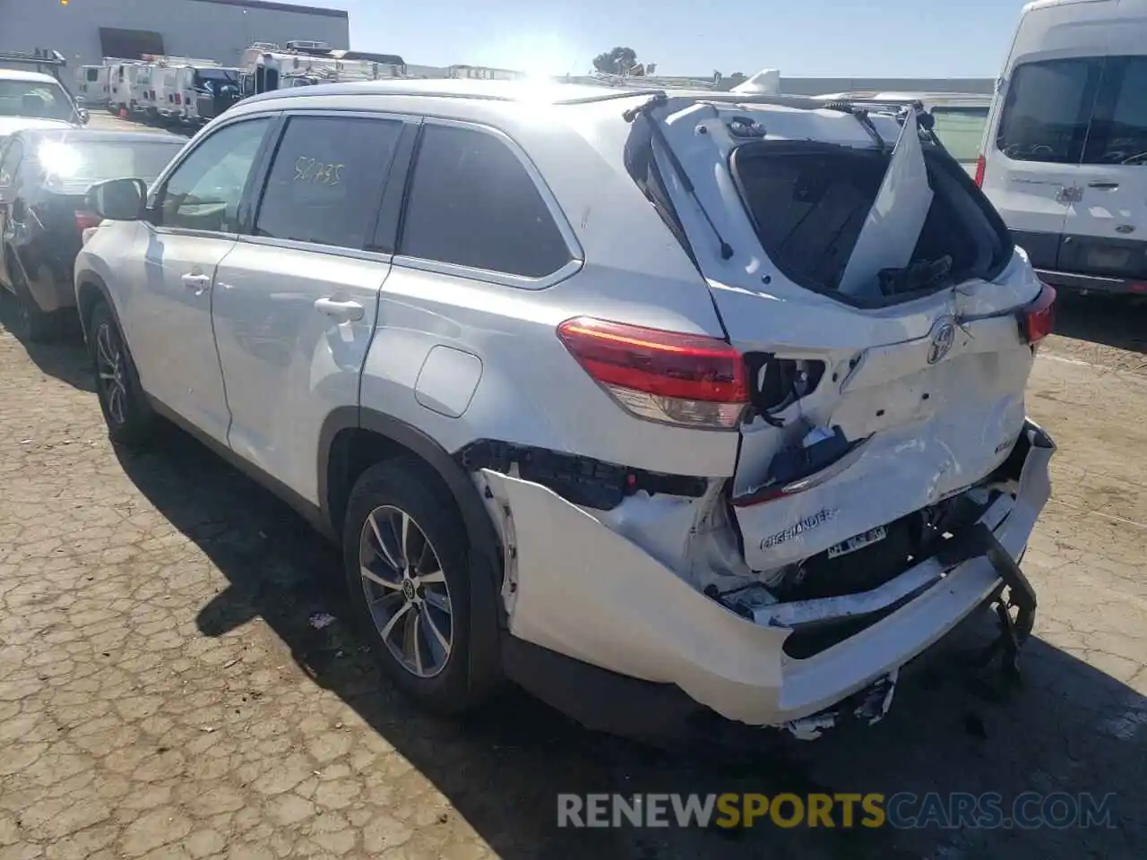 3 Photograph of a damaged car 5TDJZRFH7KS617973 TOYOTA HIGHLANDER 2019