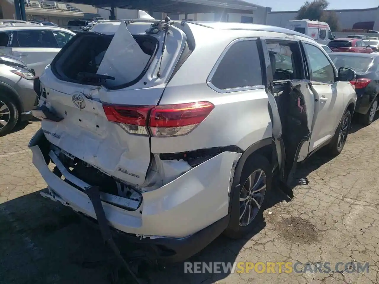 4 Photograph of a damaged car 5TDJZRFH7KS617973 TOYOTA HIGHLANDER 2019