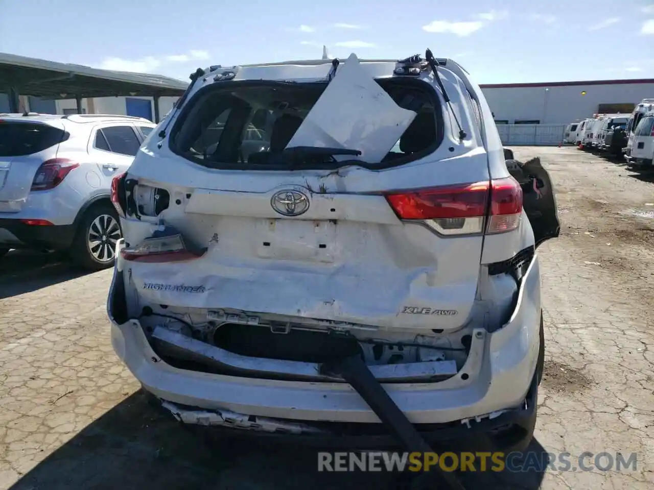 9 Photograph of a damaged car 5TDJZRFH7KS617973 TOYOTA HIGHLANDER 2019