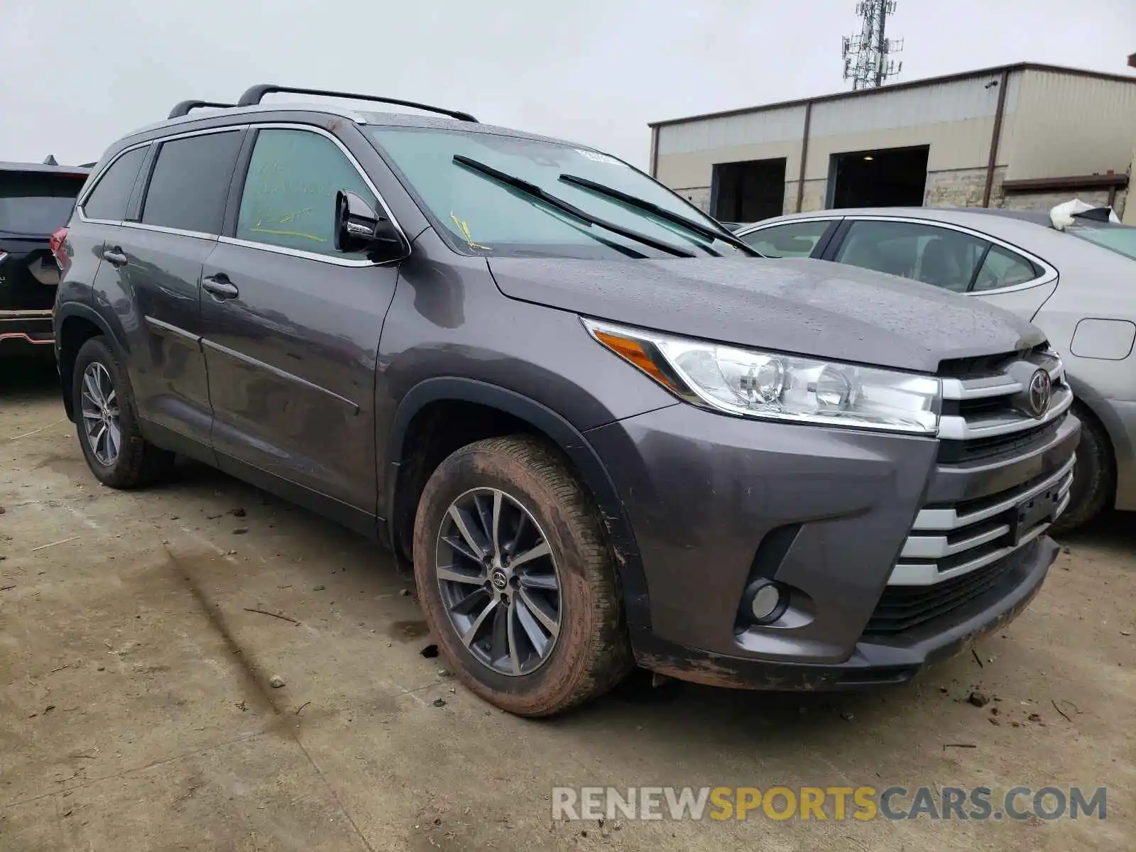 1 Photograph of a damaged car 5TDJZRFH7KS619240 TOYOTA HIGHLANDER 2019