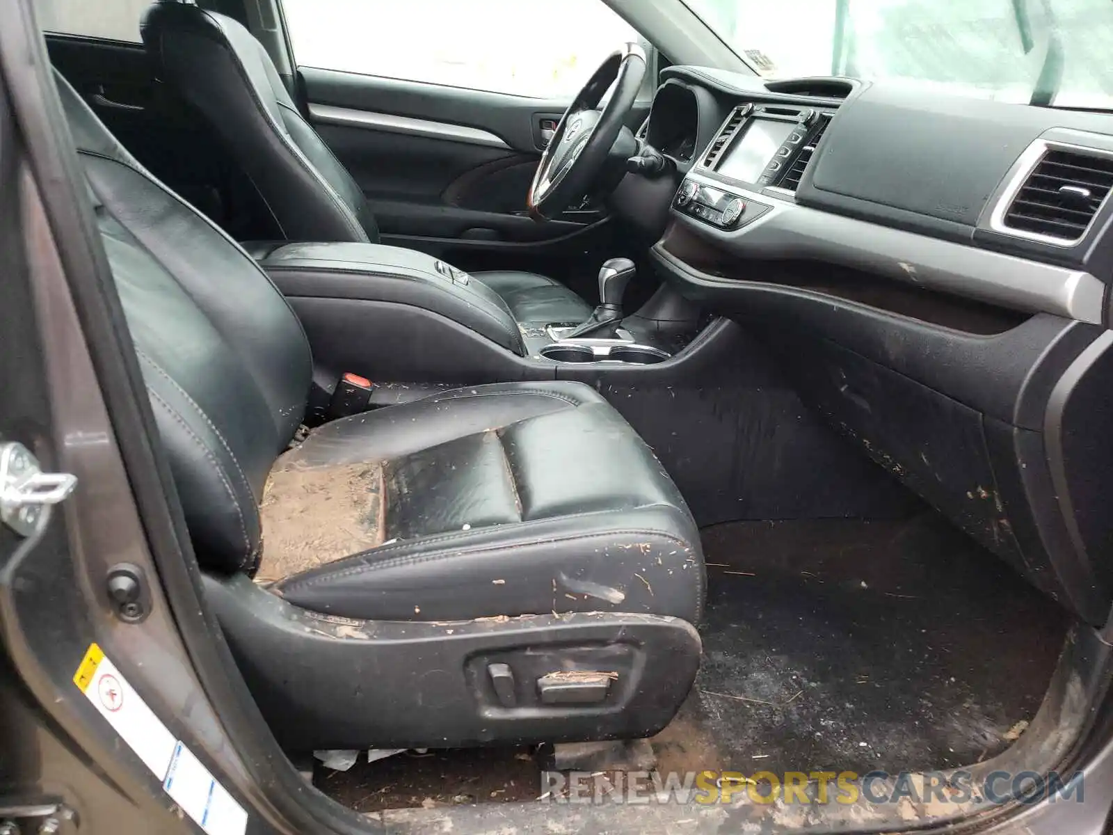 5 Photograph of a damaged car 5TDJZRFH7KS619240 TOYOTA HIGHLANDER 2019