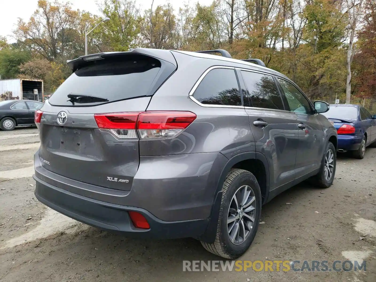 4 Photograph of a damaged car 5TDJZRFH7KS619318 TOYOTA HIGHLANDER 2019