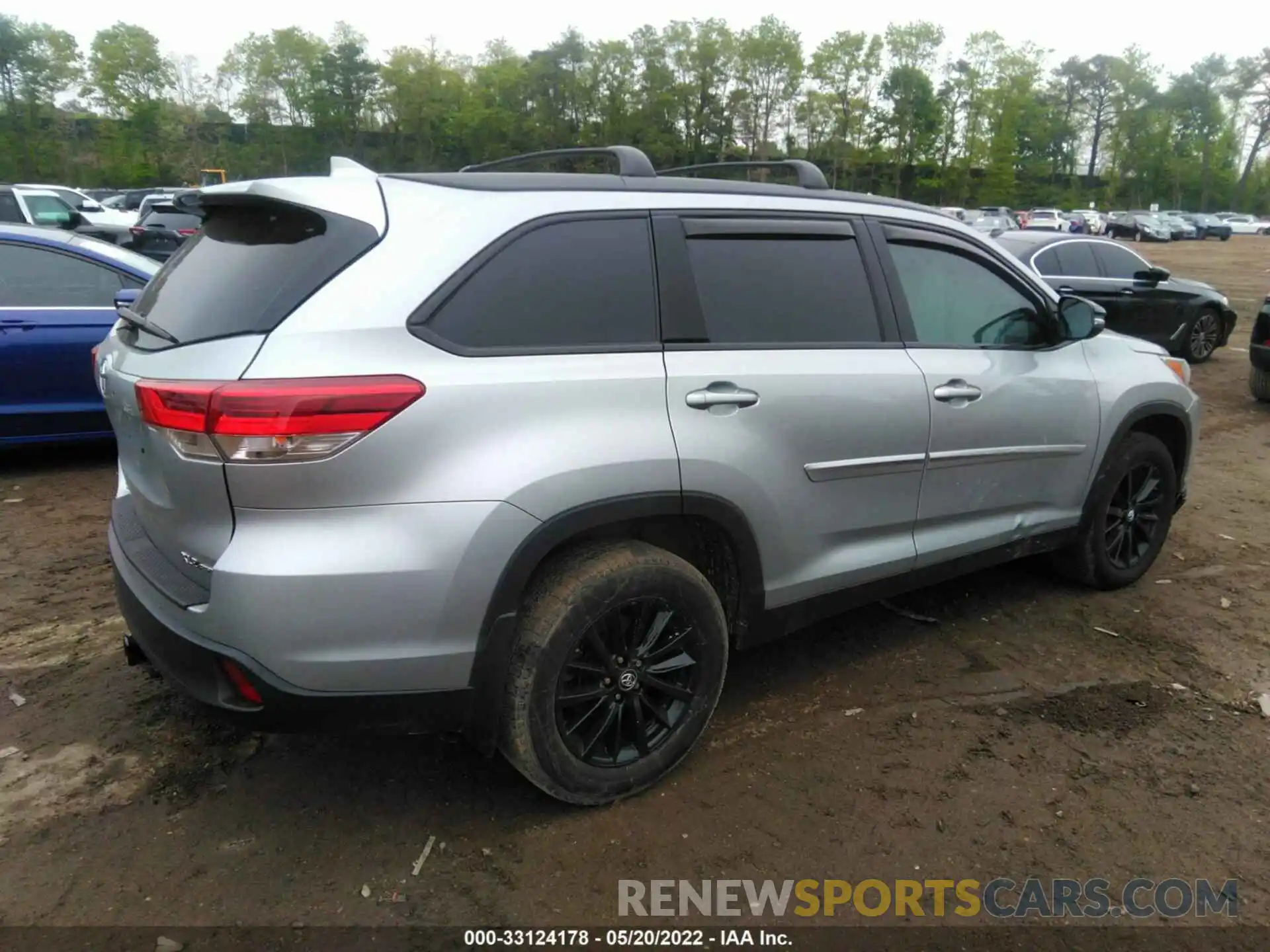 4 Photograph of a damaged car 5TDJZRFH7KS619495 TOYOTA HIGHLANDER 2019