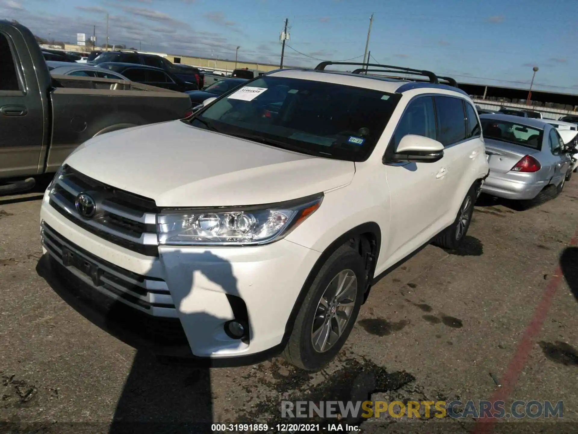 2 Photograph of a damaged car 5TDJZRFH7KS620114 TOYOTA HIGHLANDER 2019