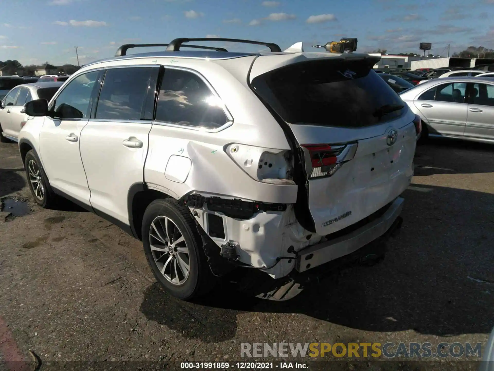 3 Photograph of a damaged car 5TDJZRFH7KS620114 TOYOTA HIGHLANDER 2019