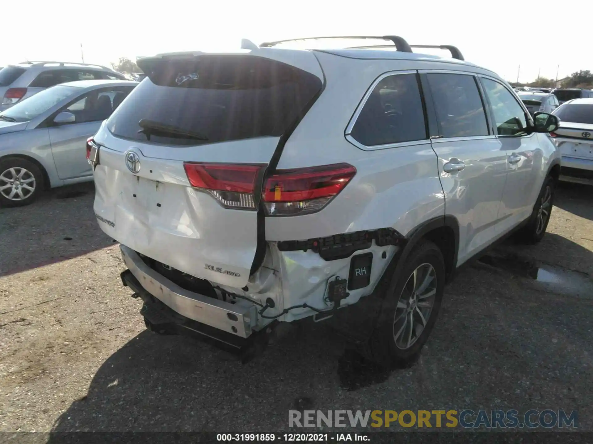 4 Photograph of a damaged car 5TDJZRFH7KS620114 TOYOTA HIGHLANDER 2019