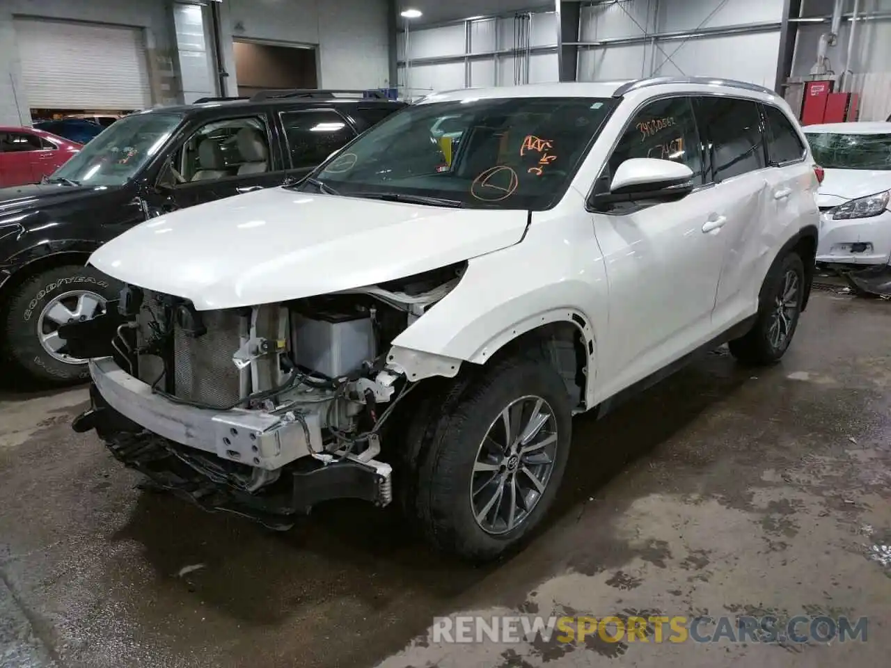 2 Photograph of a damaged car 5TDJZRFH7KS621702 TOYOTA HIGHLANDER 2019