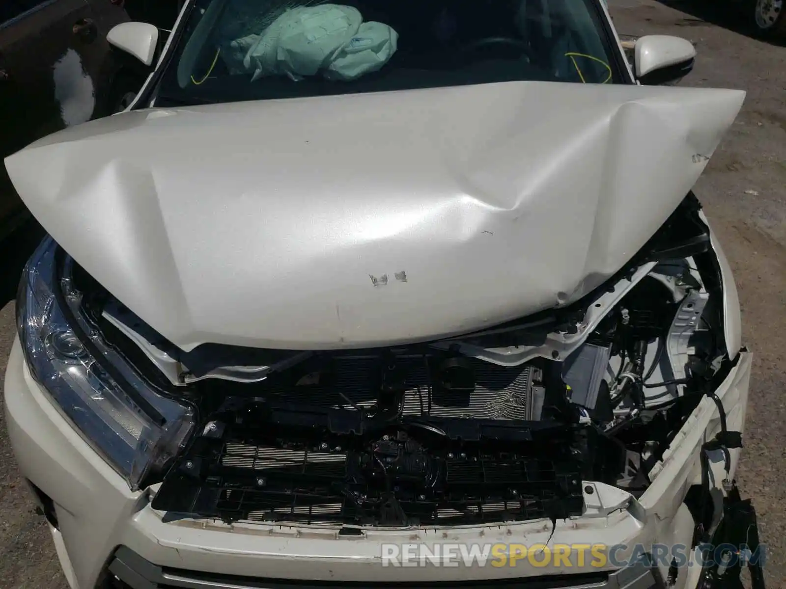 7 Photograph of a damaged car 5TDJZRFH7KS628083 TOYOTA HIGHLANDER 2019