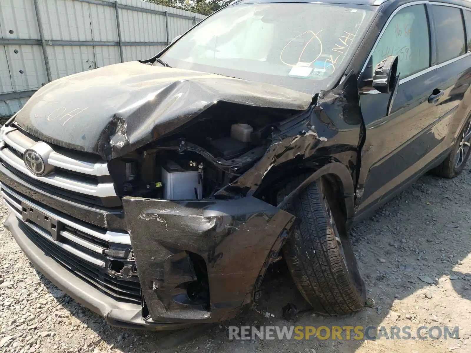 9 Photograph of a damaged car 5TDJZRFH7KS629752 TOYOTA HIGHLANDER 2019