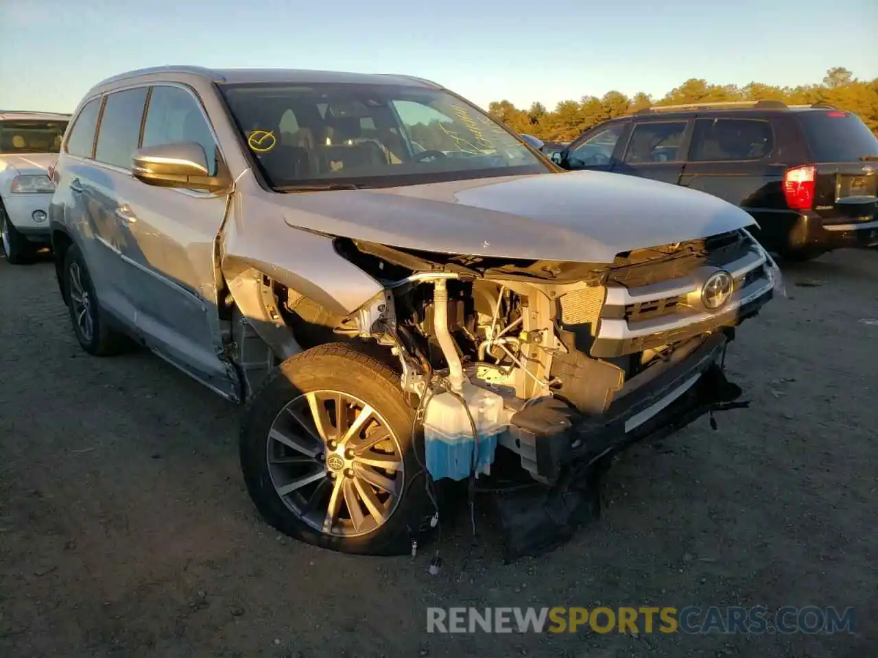 1 Photograph of a damaged car 5TDJZRFH7KS701453 TOYOTA HIGHLANDER 2019