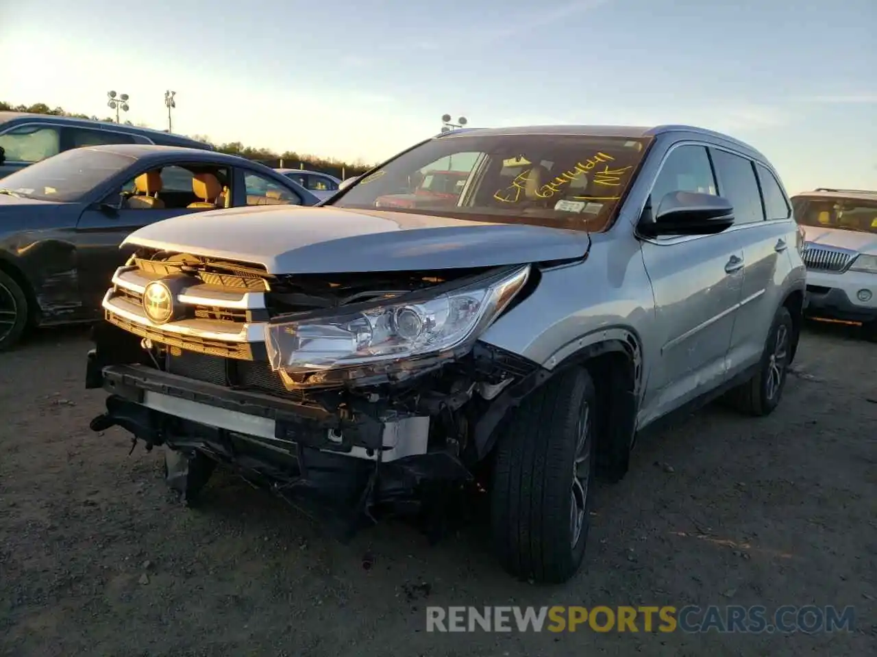 2 Photograph of a damaged car 5TDJZRFH7KS701453 TOYOTA HIGHLANDER 2019