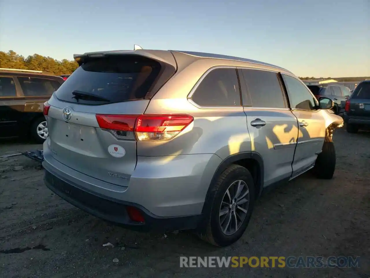 4 Photograph of a damaged car 5TDJZRFH7KS701453 TOYOTA HIGHLANDER 2019