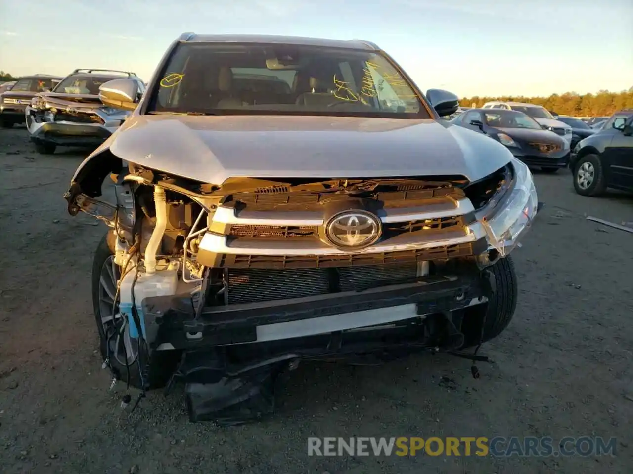 9 Photograph of a damaged car 5TDJZRFH7KS701453 TOYOTA HIGHLANDER 2019