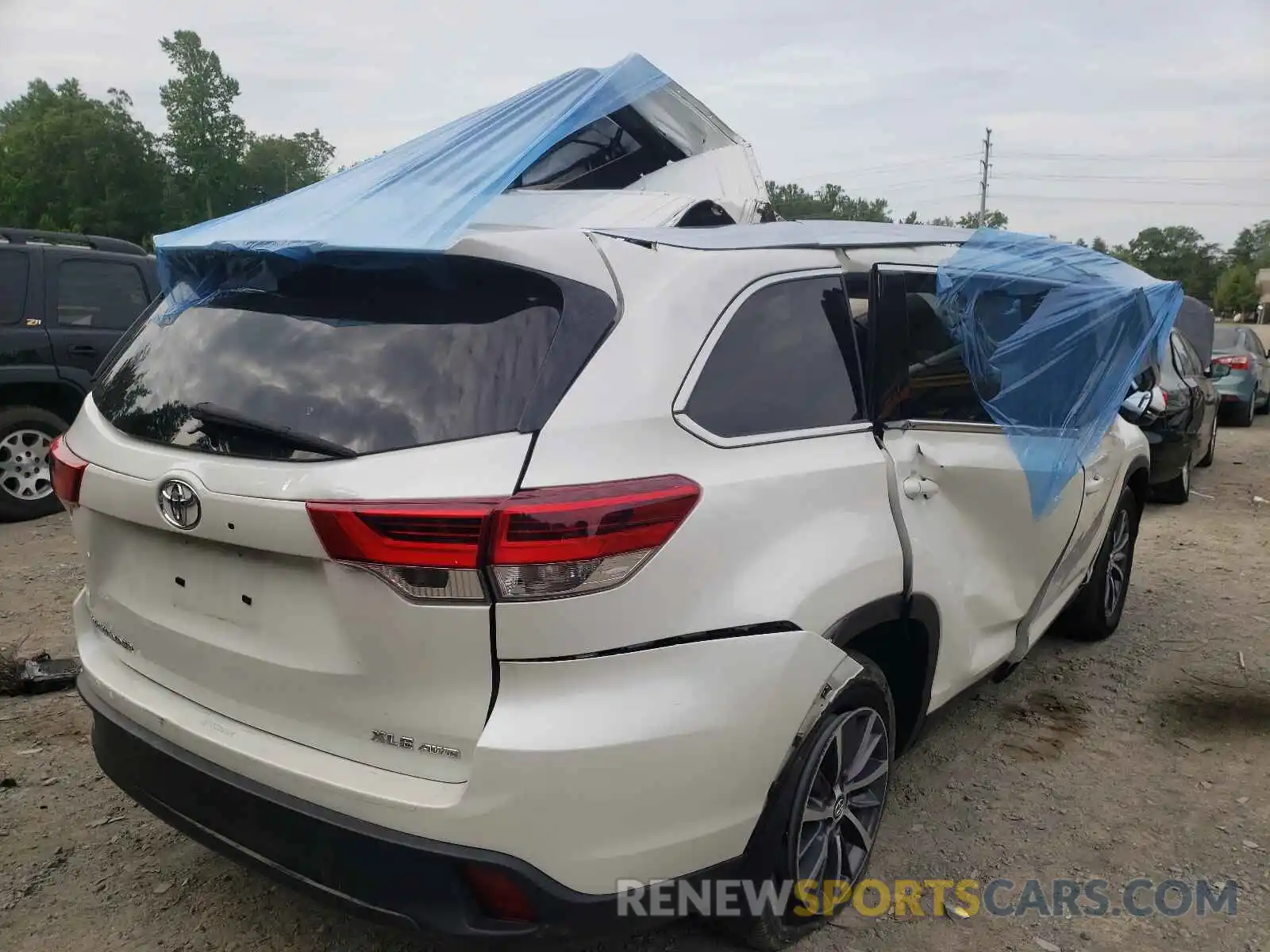 4 Photograph of a damaged car 5TDJZRFH7KS718950 TOYOTA HIGHLANDER 2019