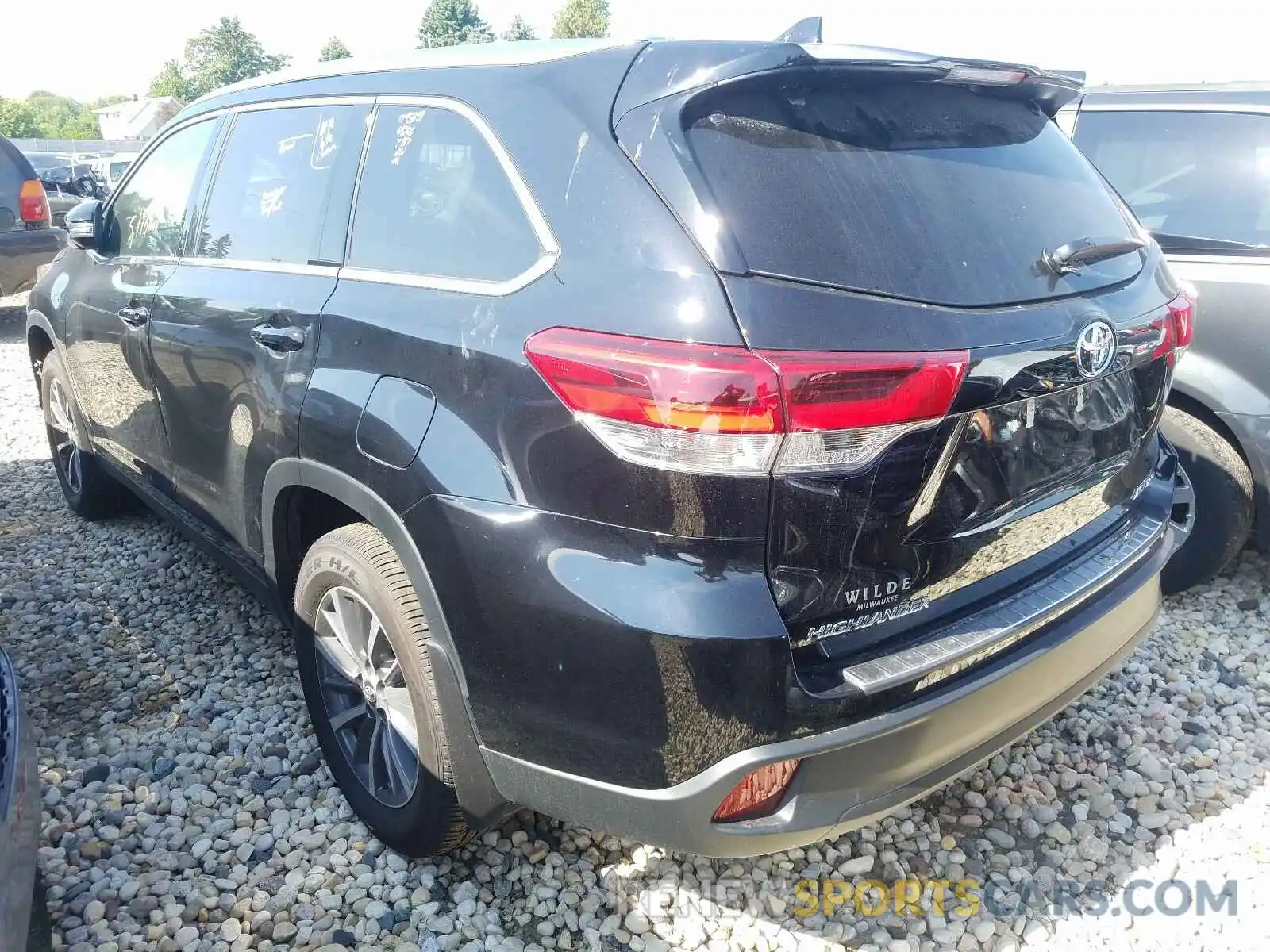 3 Photograph of a damaged car 5TDJZRFH7KS733786 TOYOTA HIGHLANDER 2019