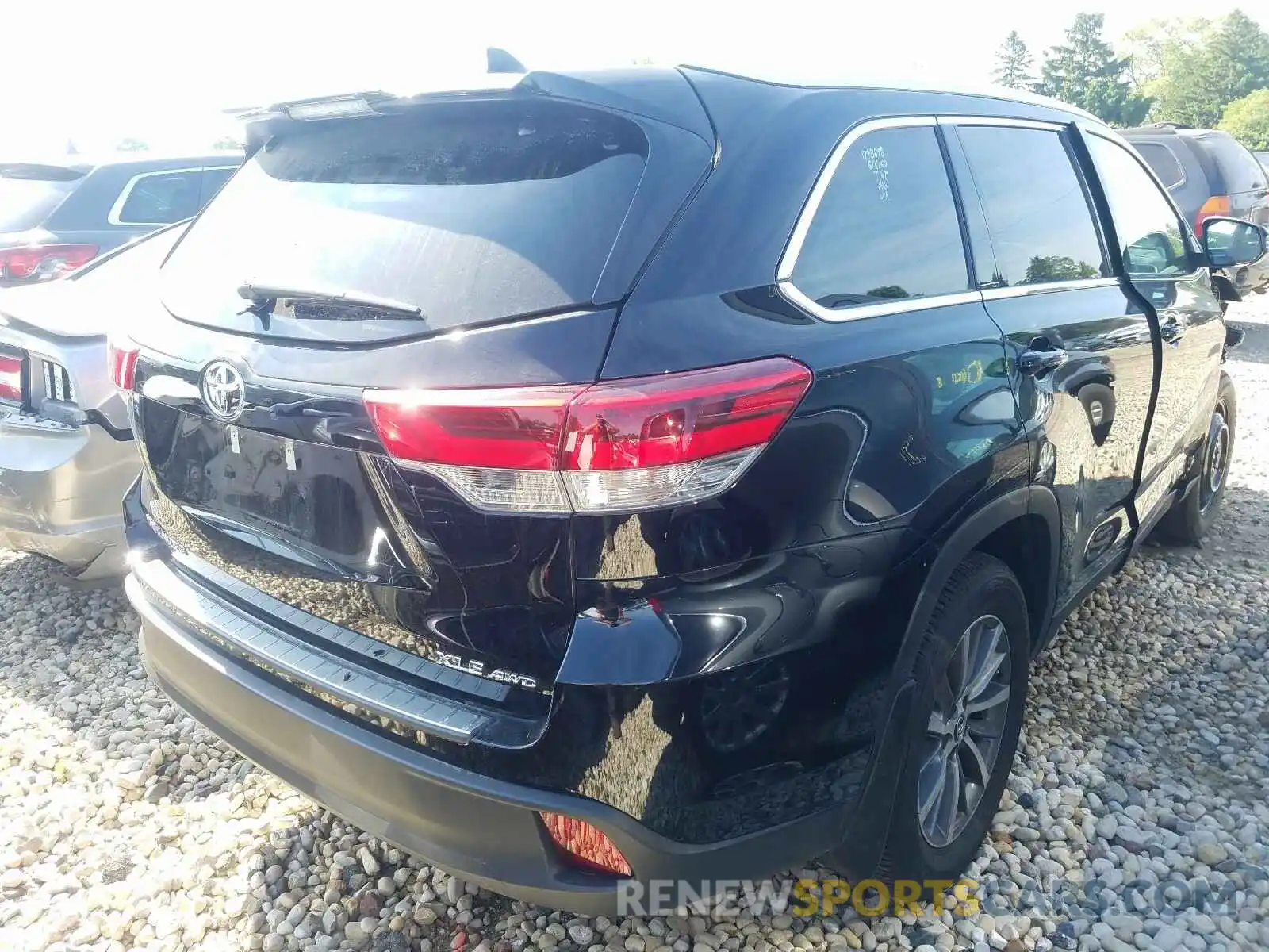 4 Photograph of a damaged car 5TDJZRFH7KS733786 TOYOTA HIGHLANDER 2019