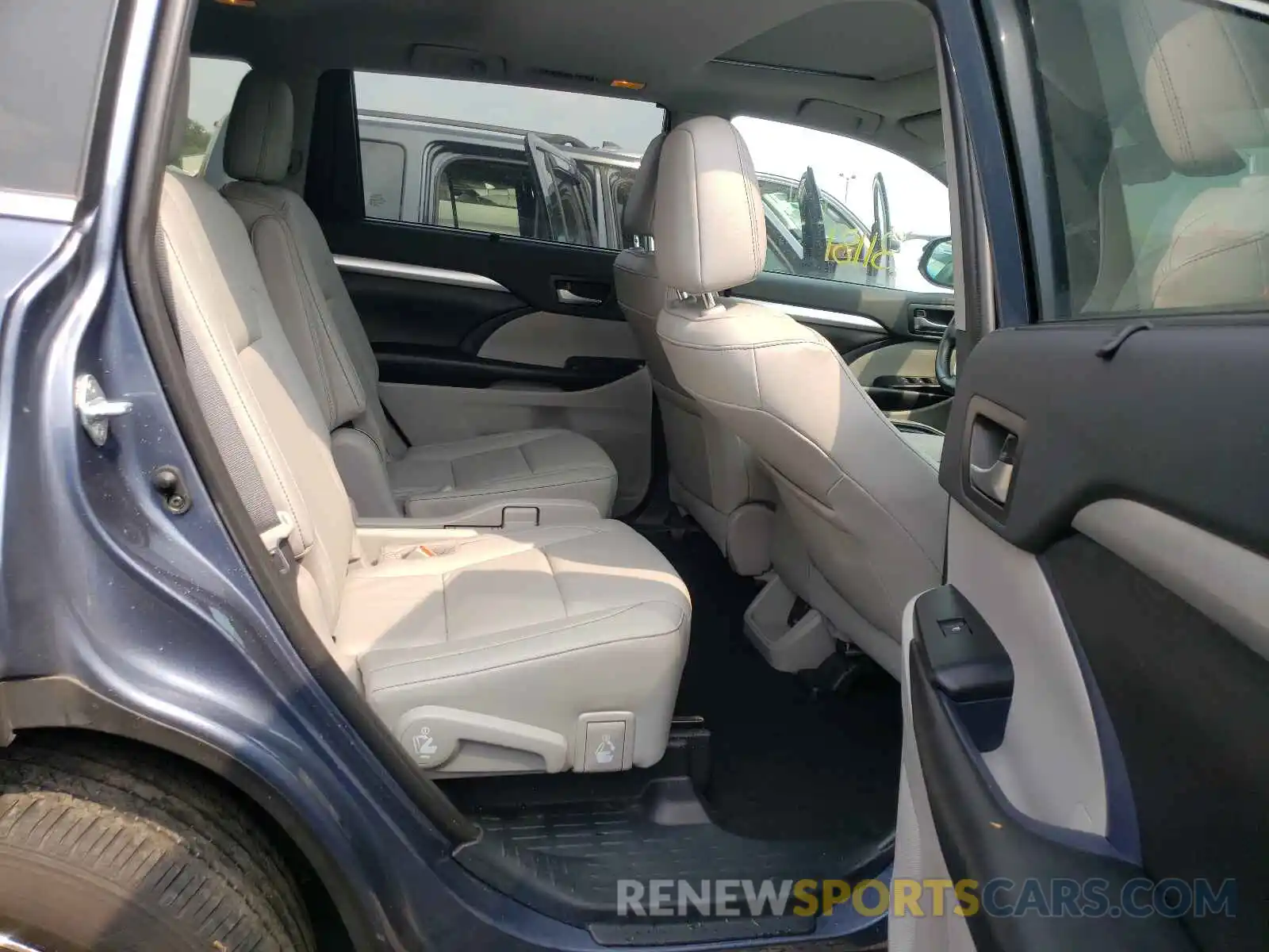 6 Photograph of a damaged car 5TDJZRFH7KS736283 TOYOTA HIGHLANDER 2019