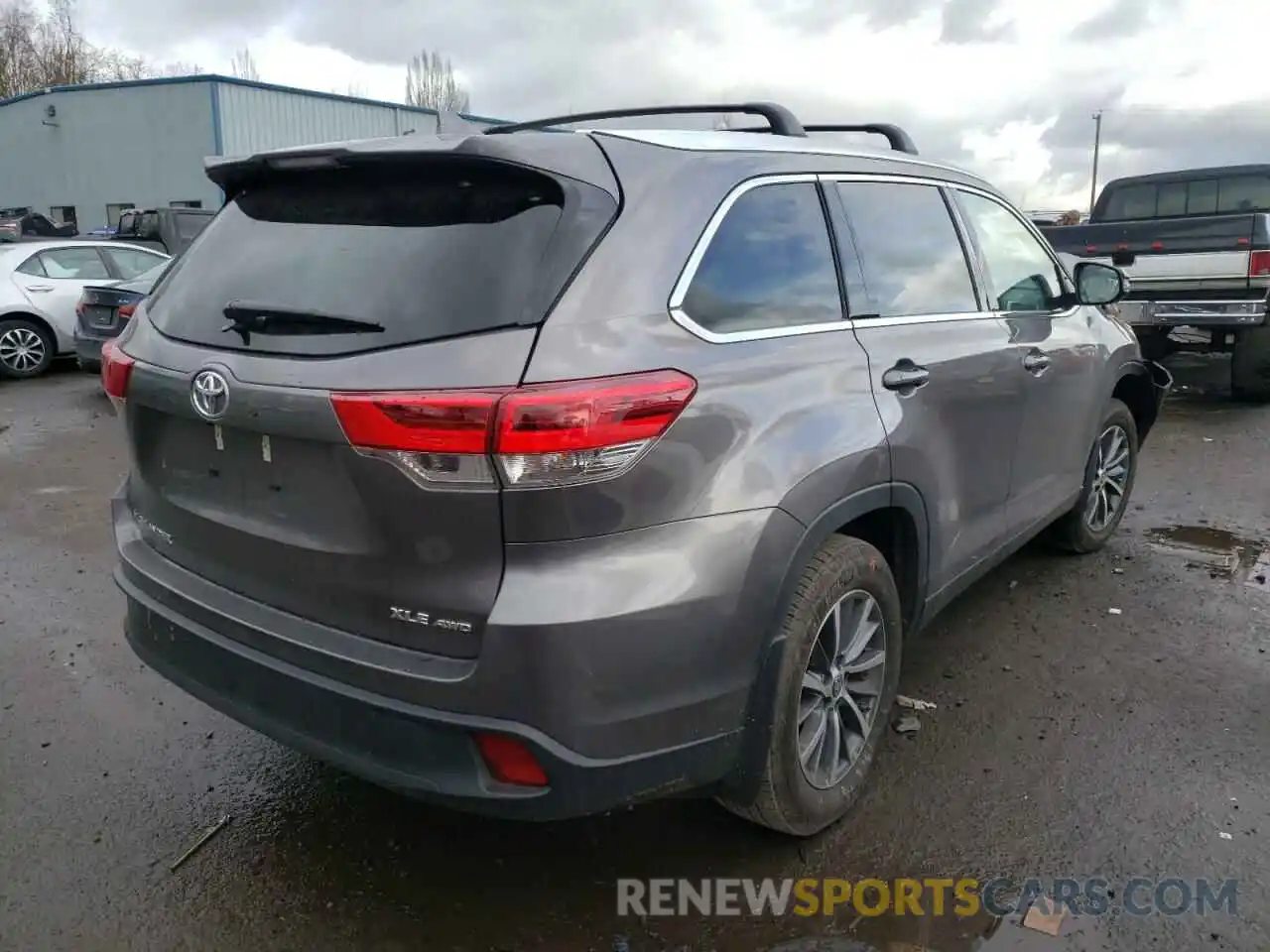 4 Photograph of a damaged car 5TDJZRFH7KS743198 TOYOTA HIGHLANDER 2019