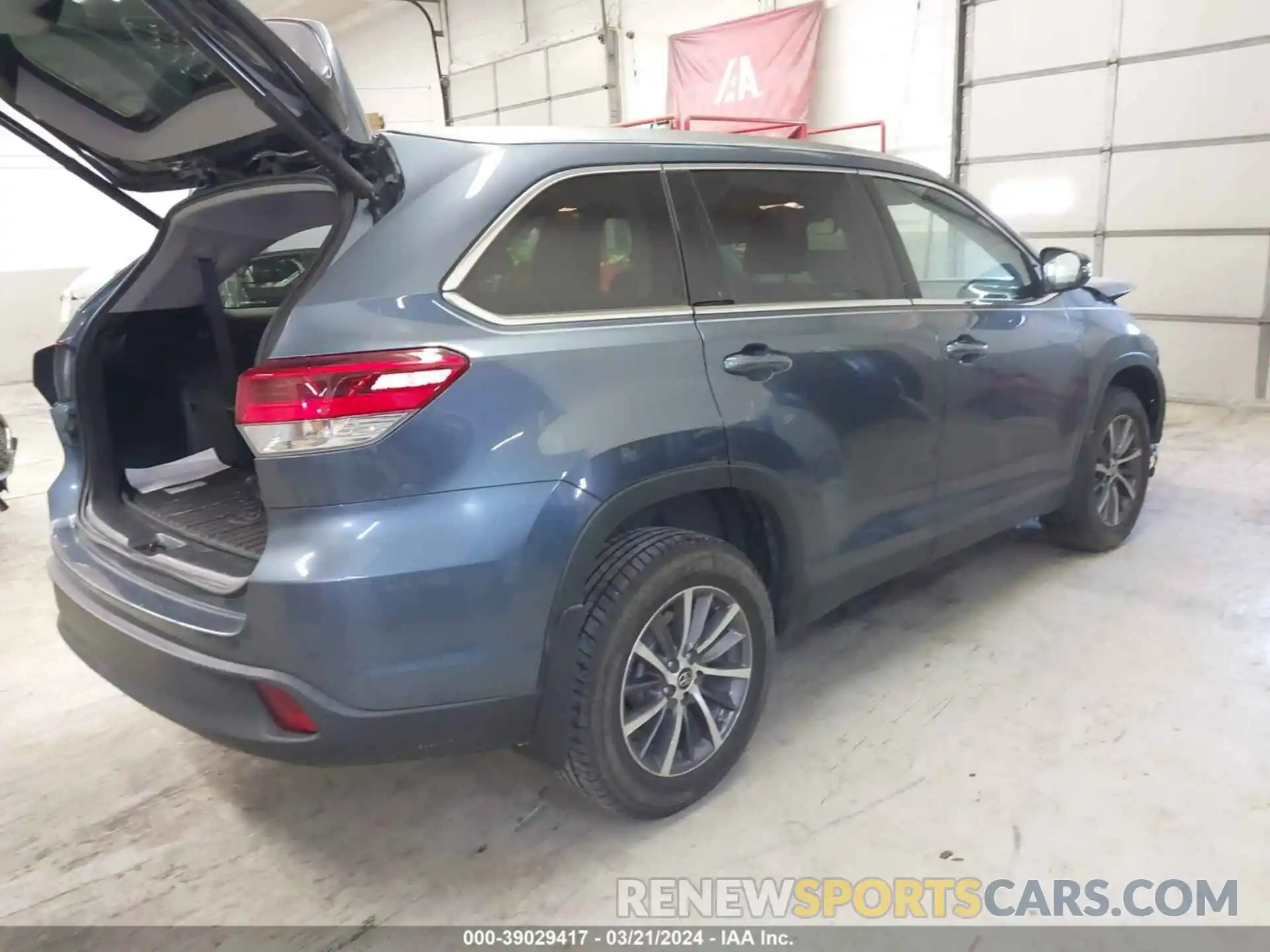 4 Photograph of a damaged car 5TDJZRFH7KS920431 TOYOTA HIGHLANDER 2019