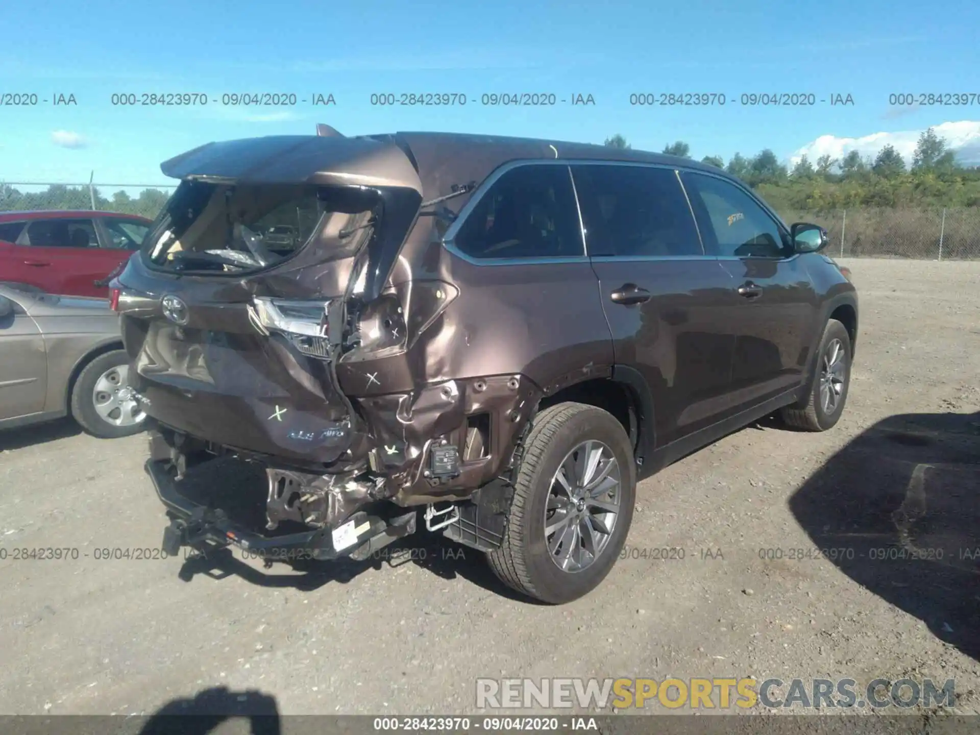 4 Photograph of a damaged car 5TDJZRFH7KS926990 TOYOTA HIGHLANDER 2019