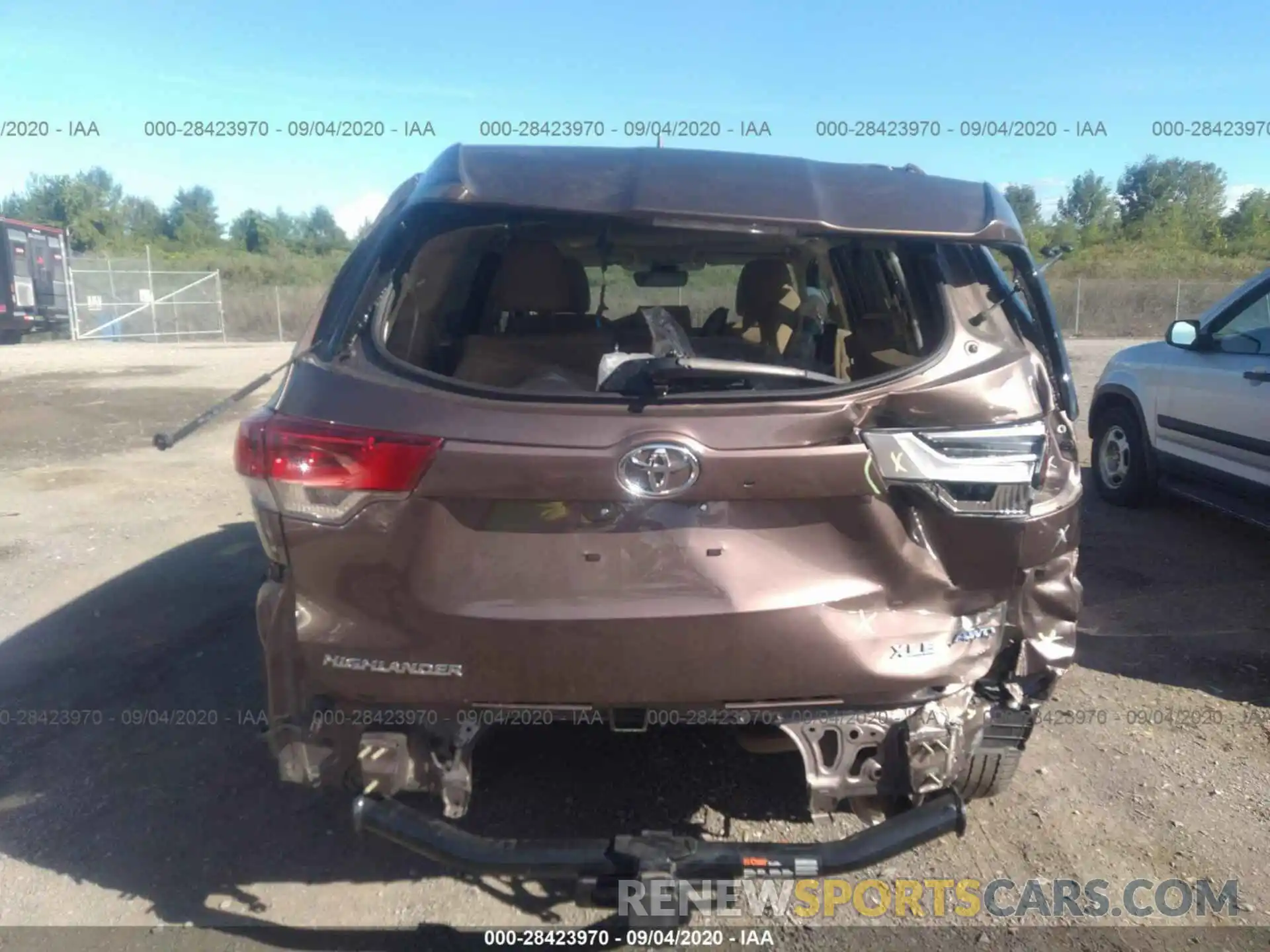 8 Photograph of a damaged car 5TDJZRFH7KS926990 TOYOTA HIGHLANDER 2019