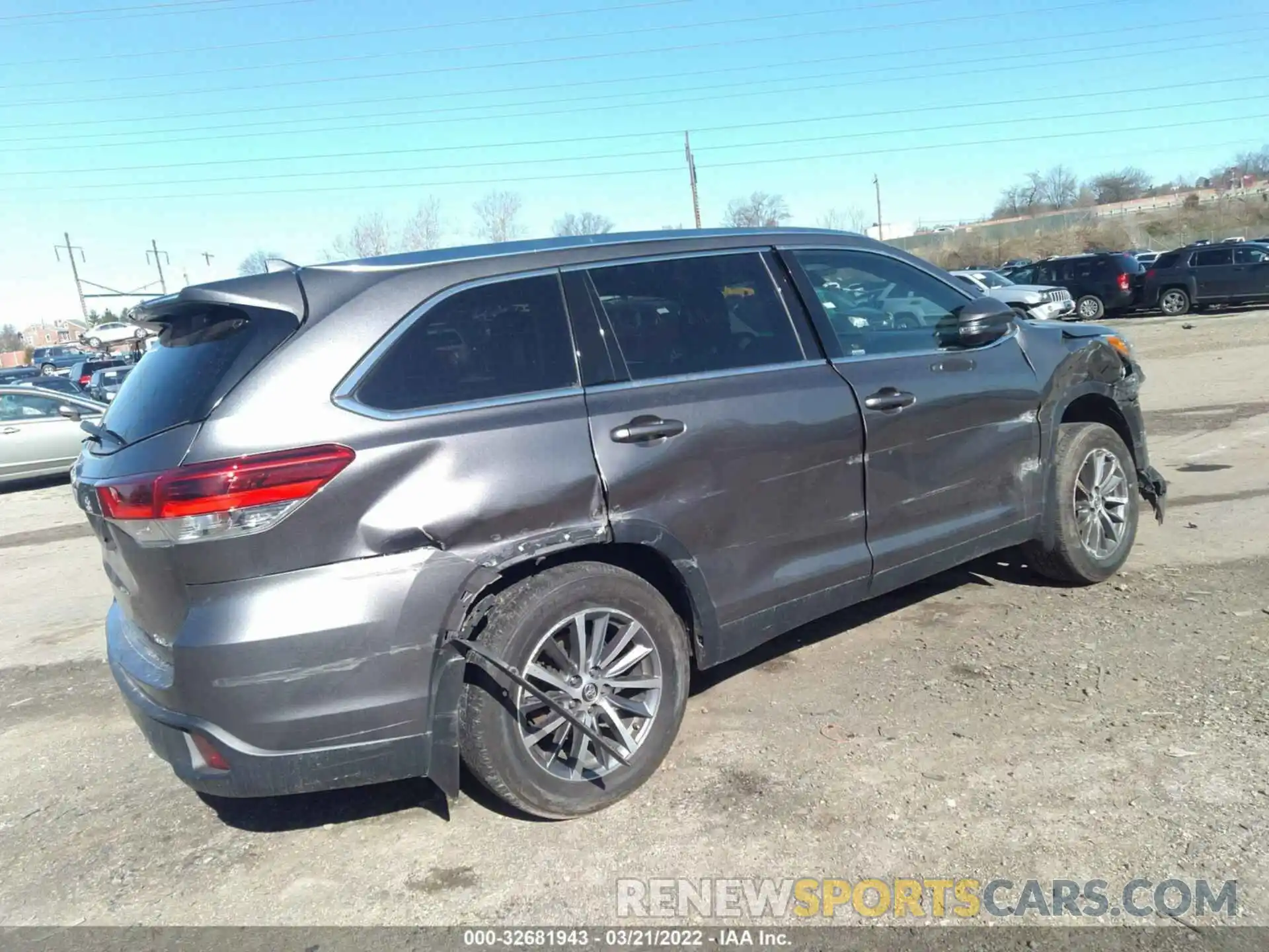 4 Photograph of a damaged car 5TDJZRFH7KS932322 TOYOTA HIGHLANDER 2019