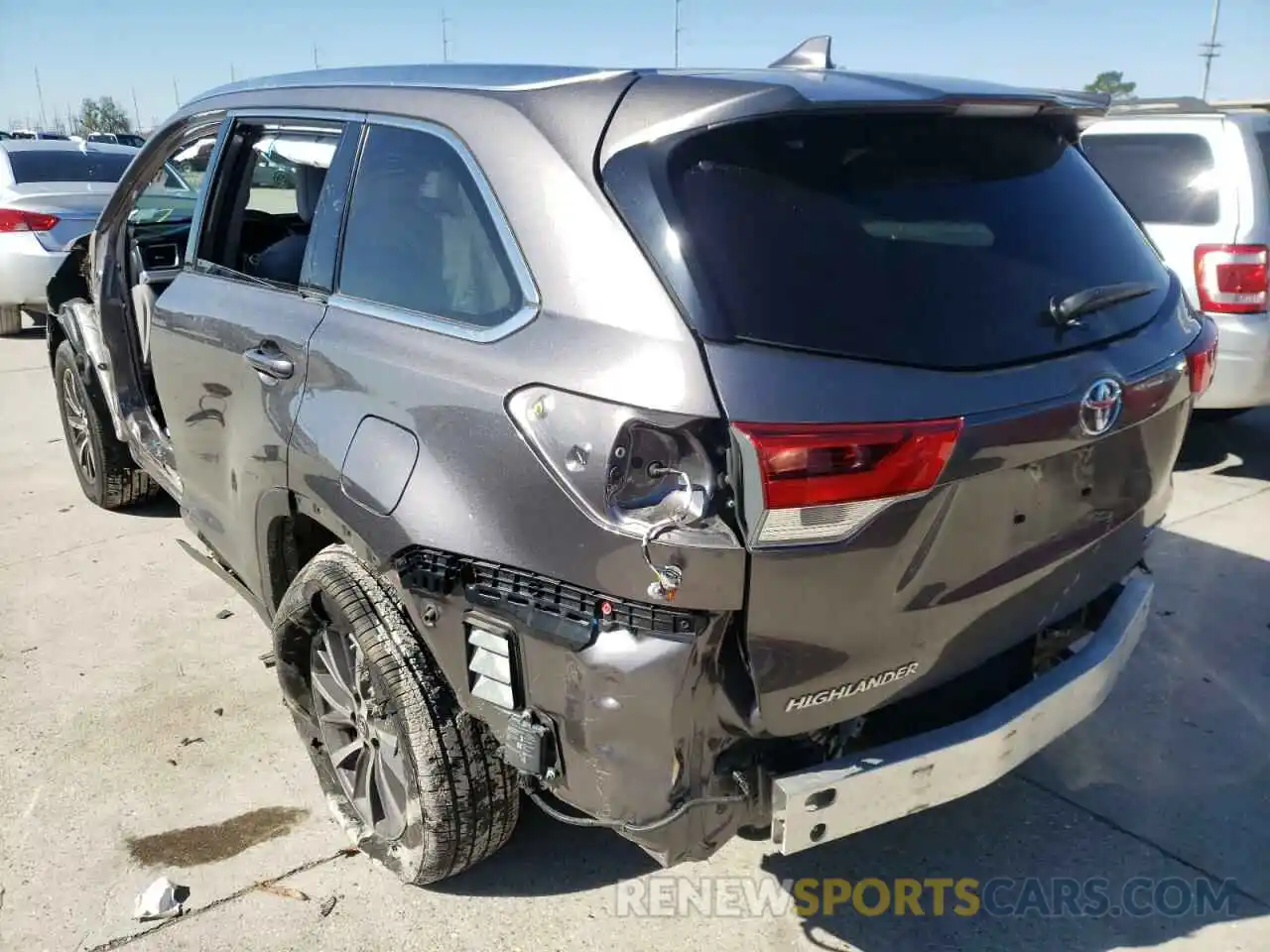 3 Photograph of a damaged car 5TDJZRFH7KS945152 TOYOTA HIGHLANDER 2019